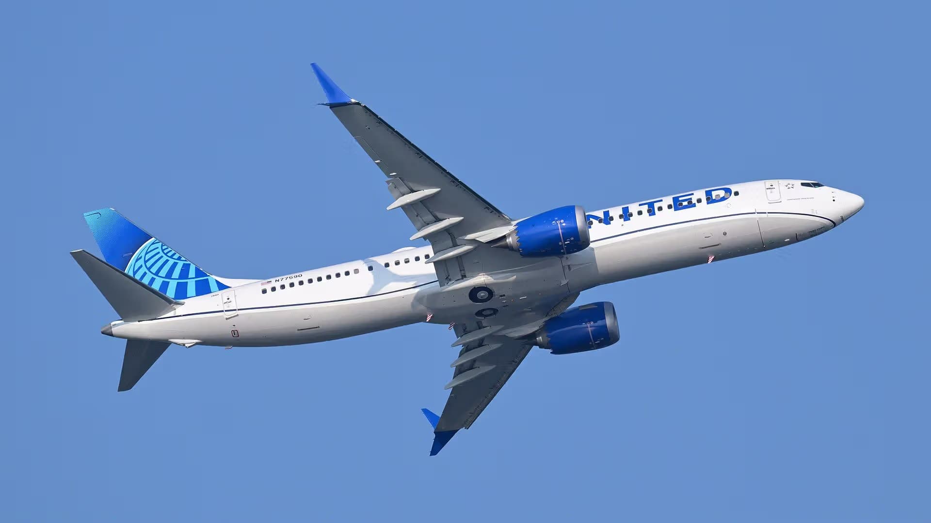 N77590 — Twin-engine aircraft