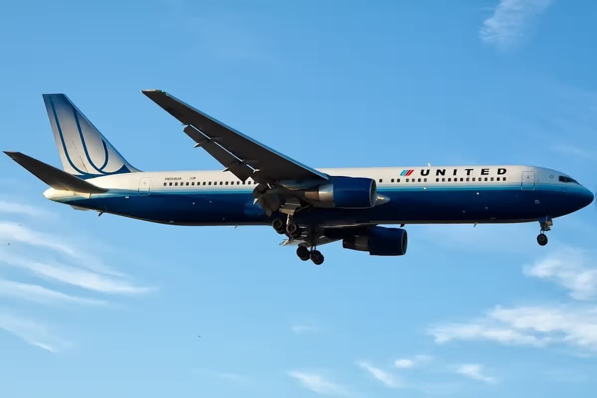 N654UA — Twin-engine aircraft