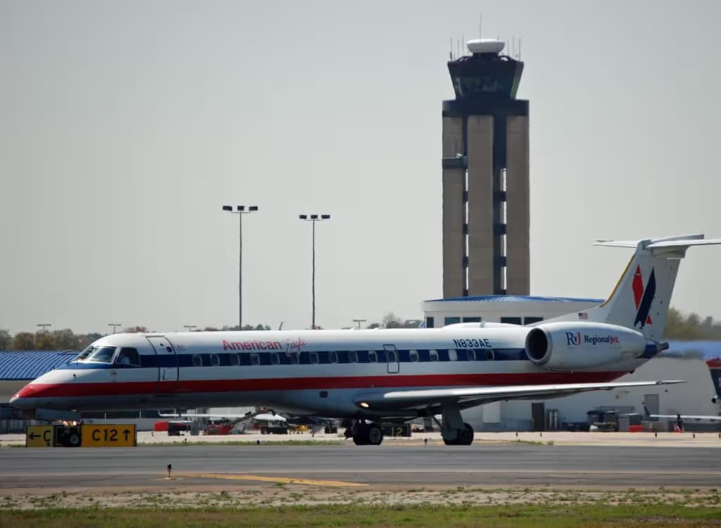 N833AE — Embraer