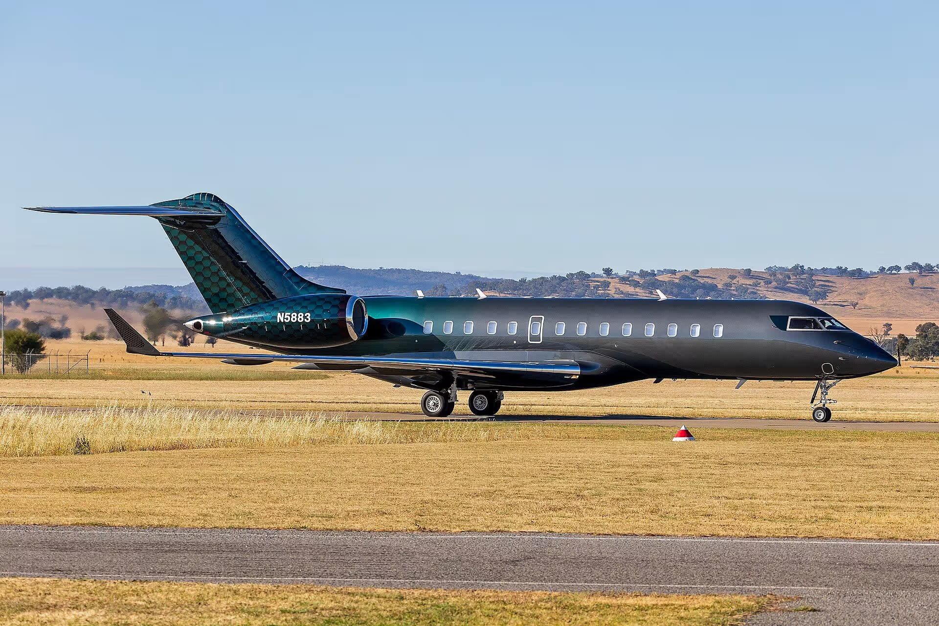 N5883 — Business jet at Wagga Wagga Airport