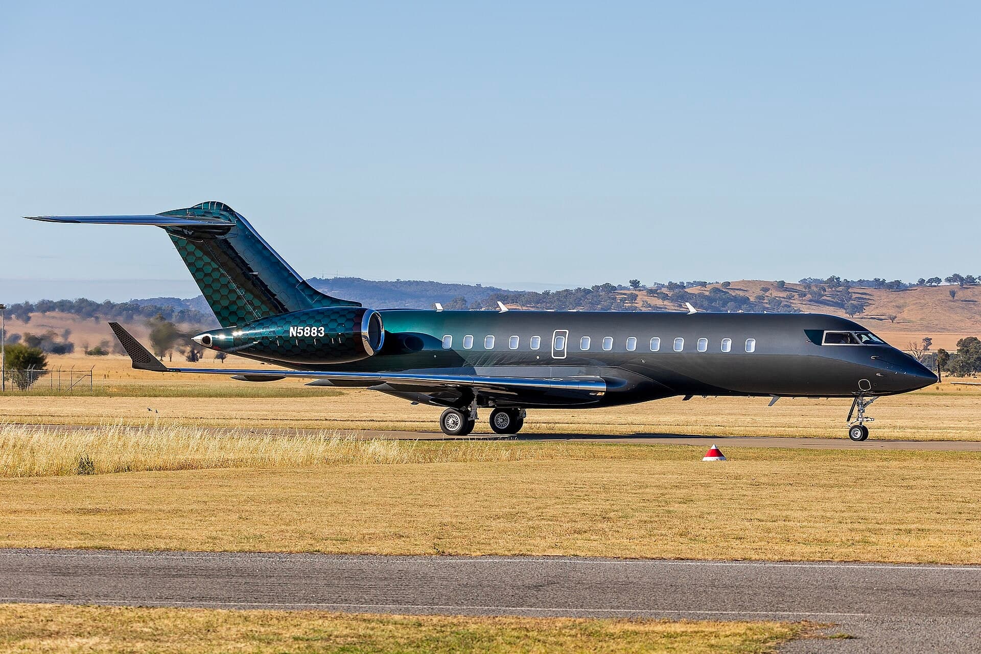 N5883 — Business jet