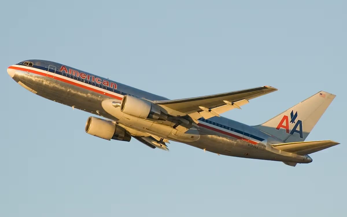 N324AA — Twin-engine aircraft