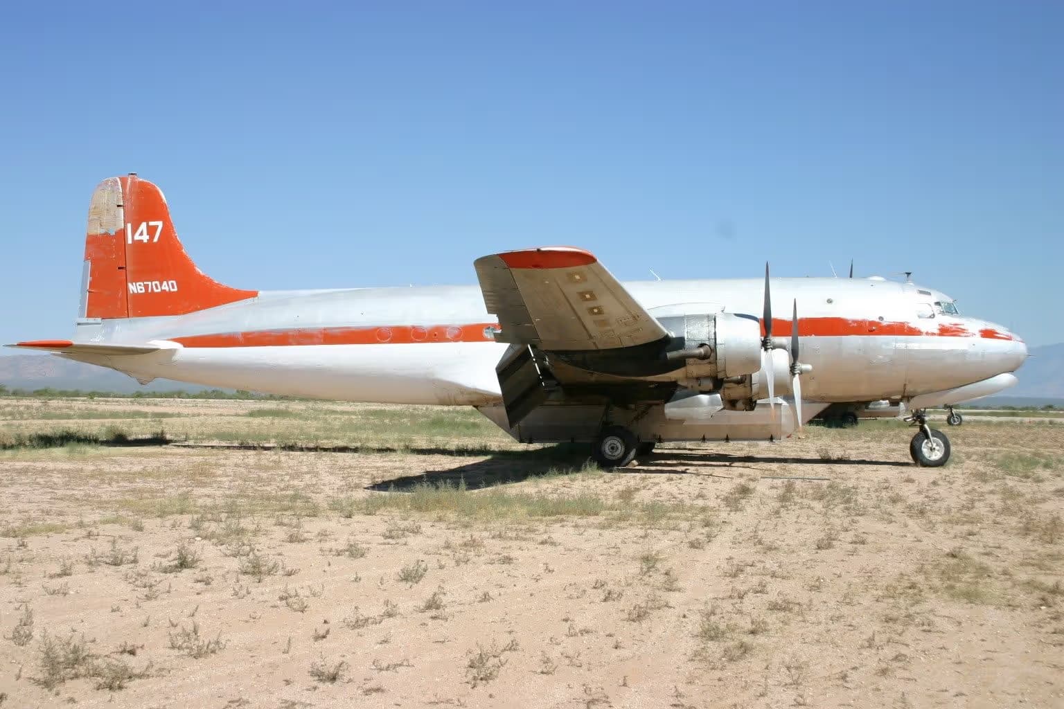 N67040 — Twin-engine aircraft