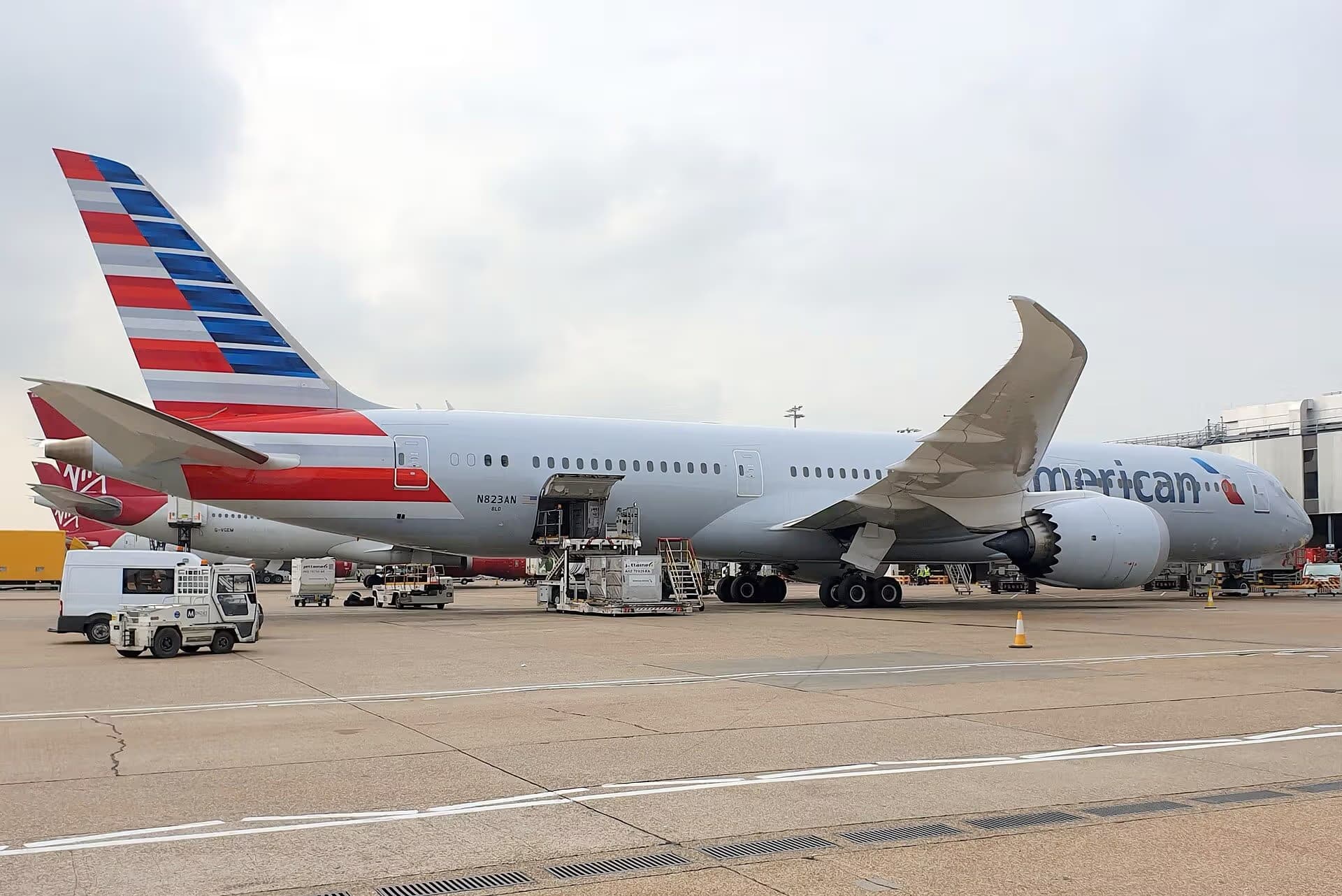 N823AN — Twin-engine aircraft