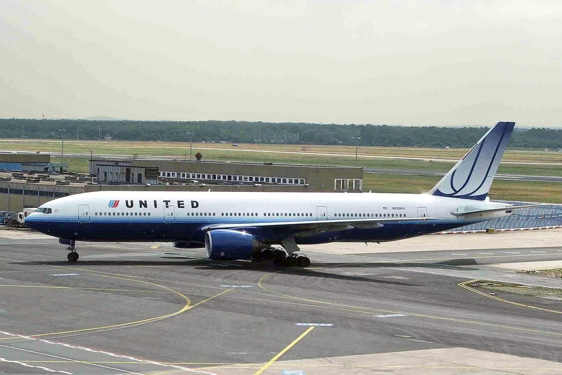 N769UA — Twin-engine aircraft