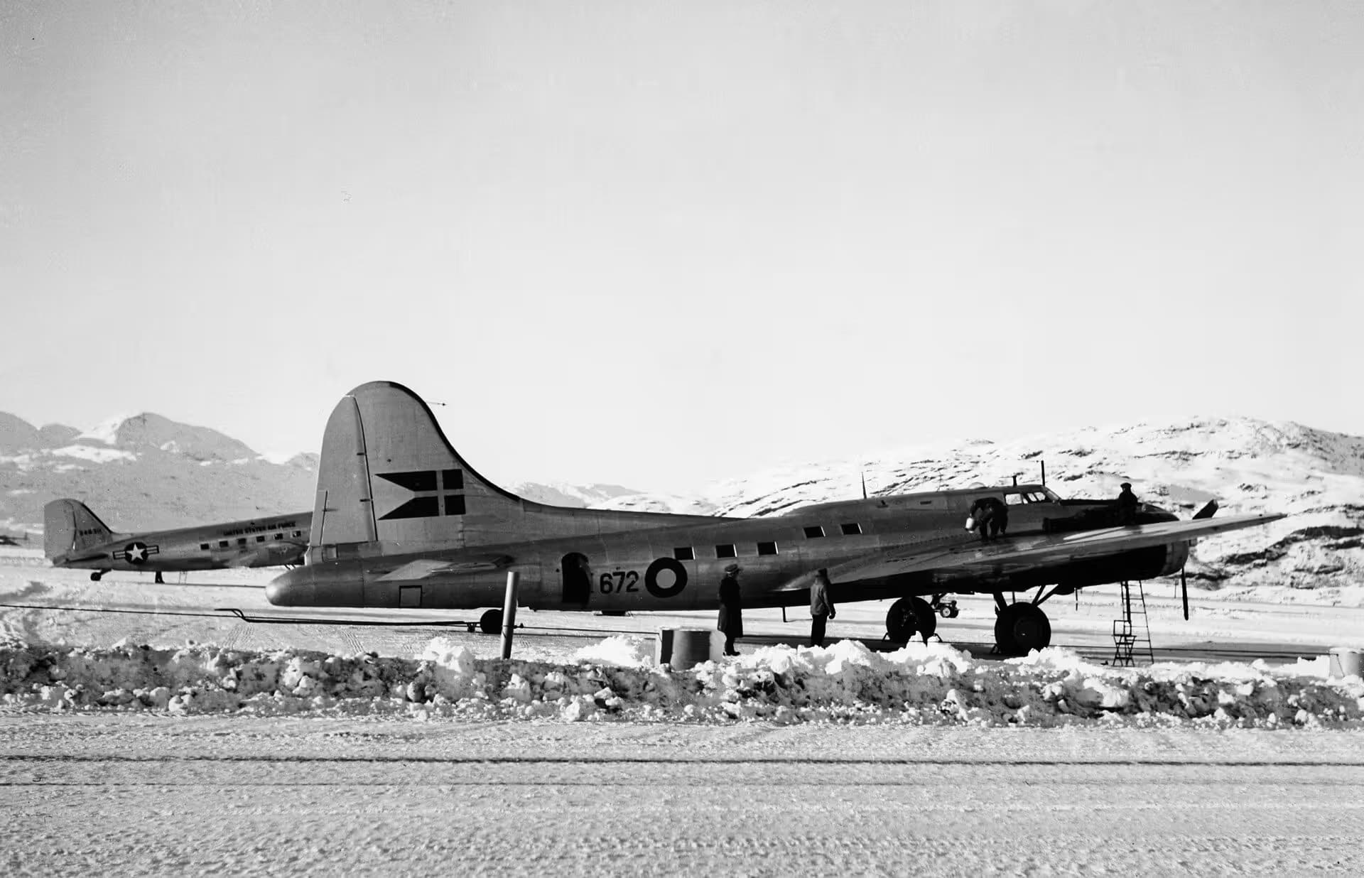 Unidentified — Twin-engine aircraft