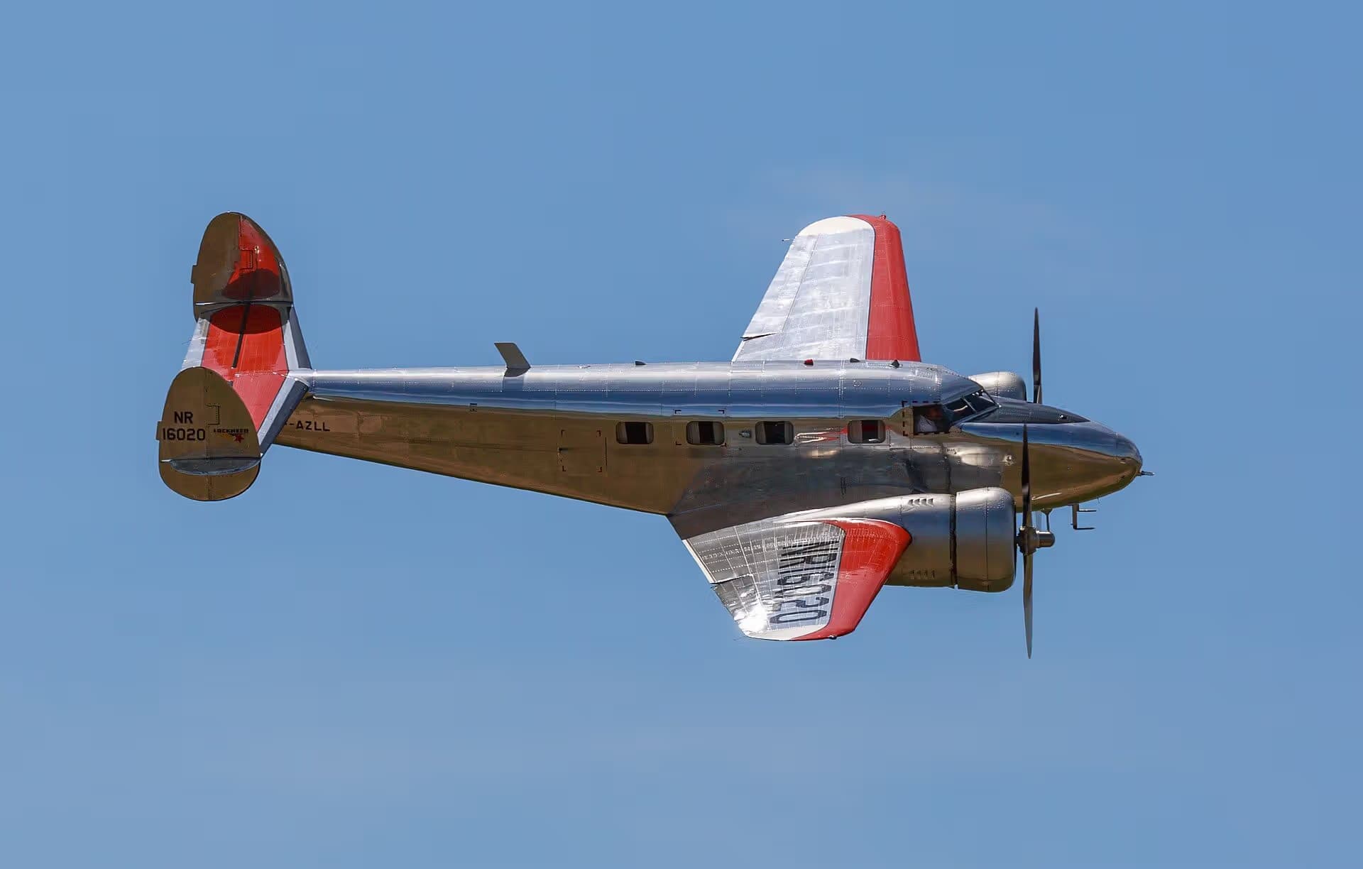 Unidentified — Twin-engine aircraft