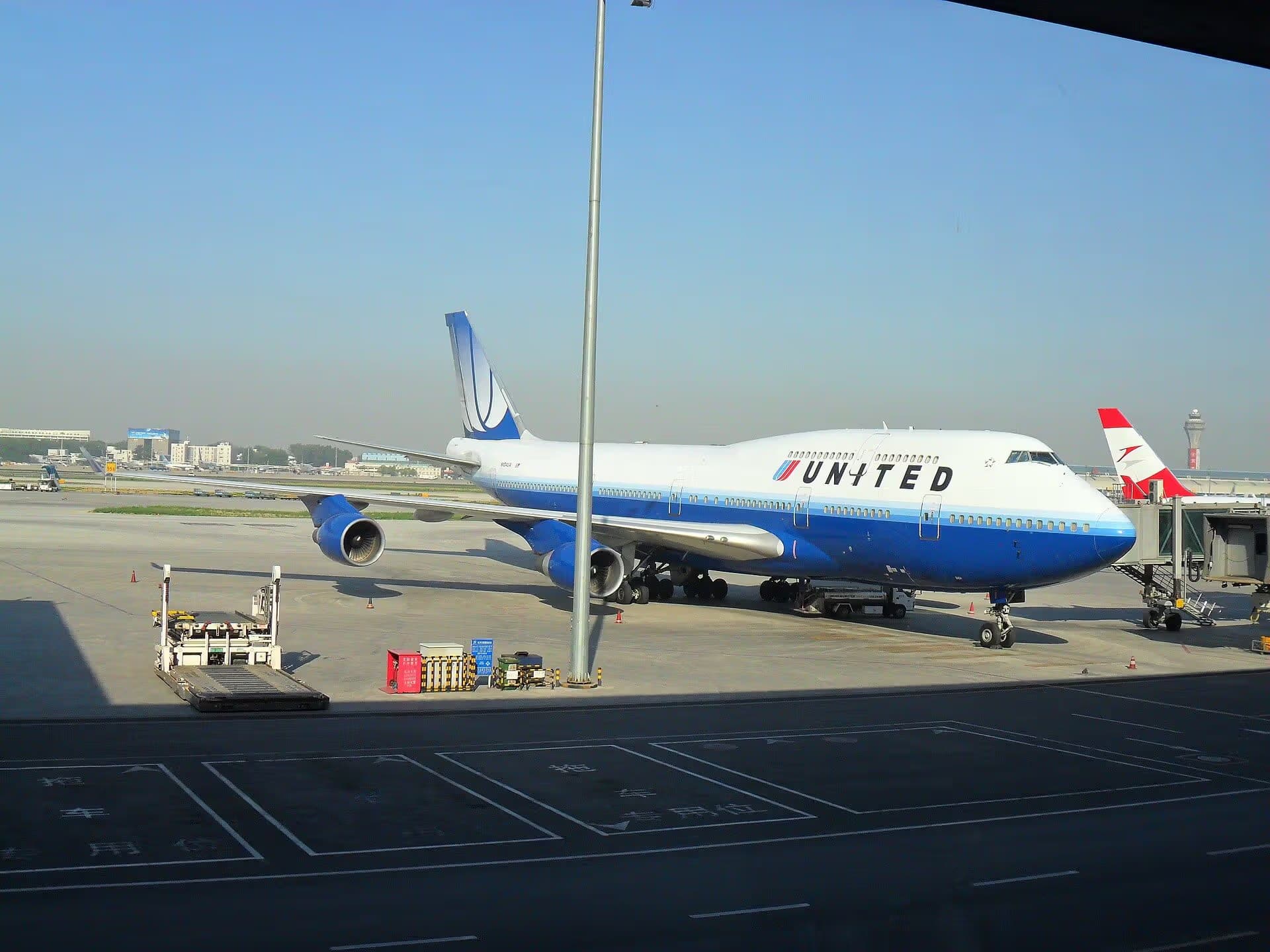 N104UA — Boeing