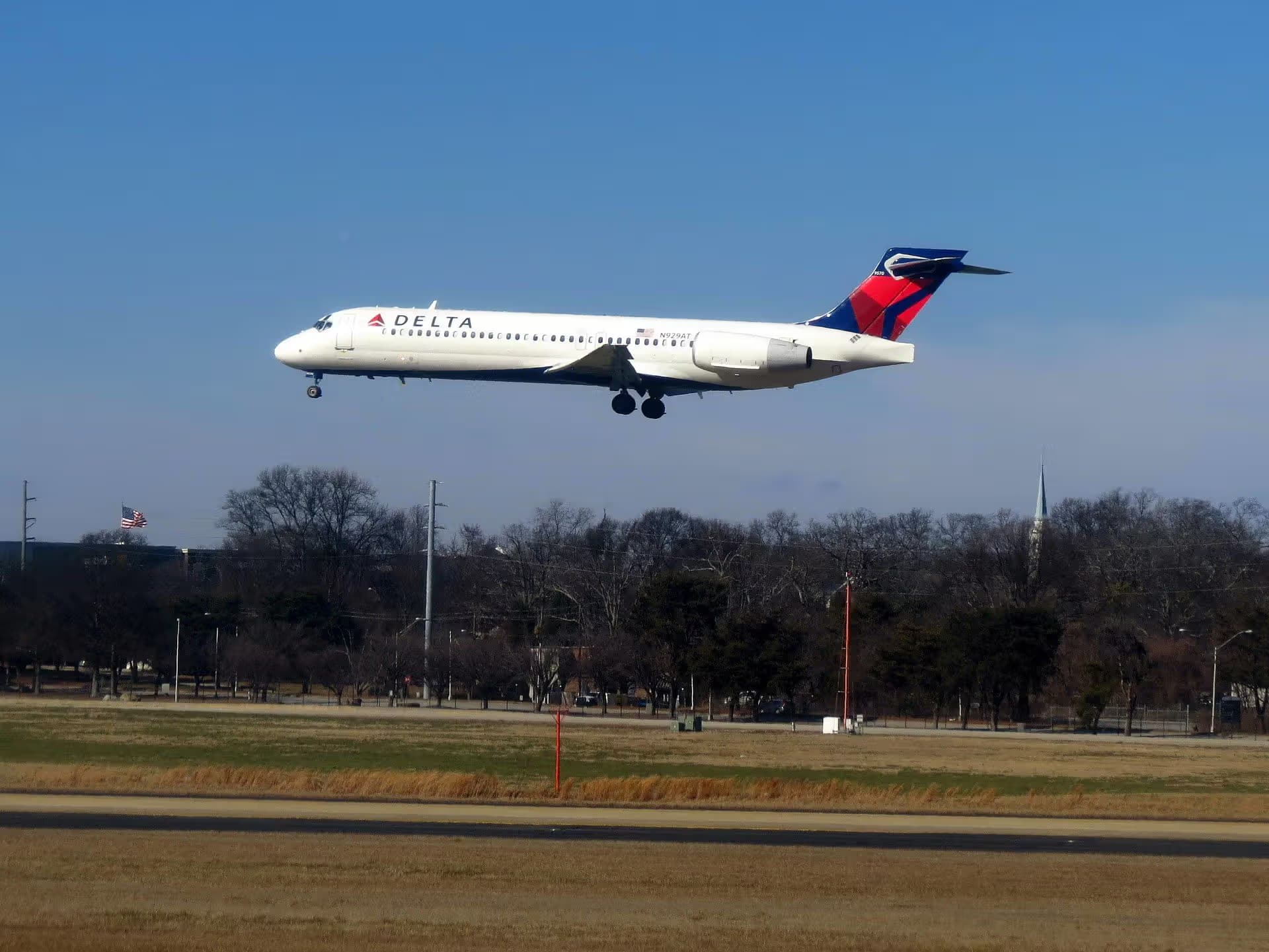 N929AT — Twin-engine aircraft