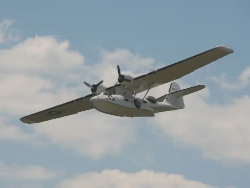 Unidentified — Twin-engine aircraft