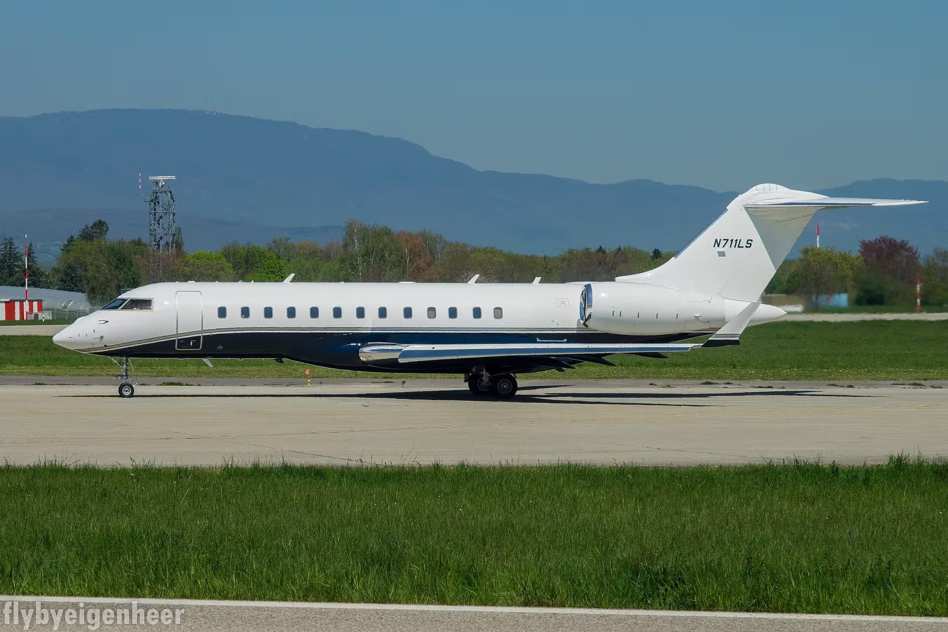 N711LS — Business jet