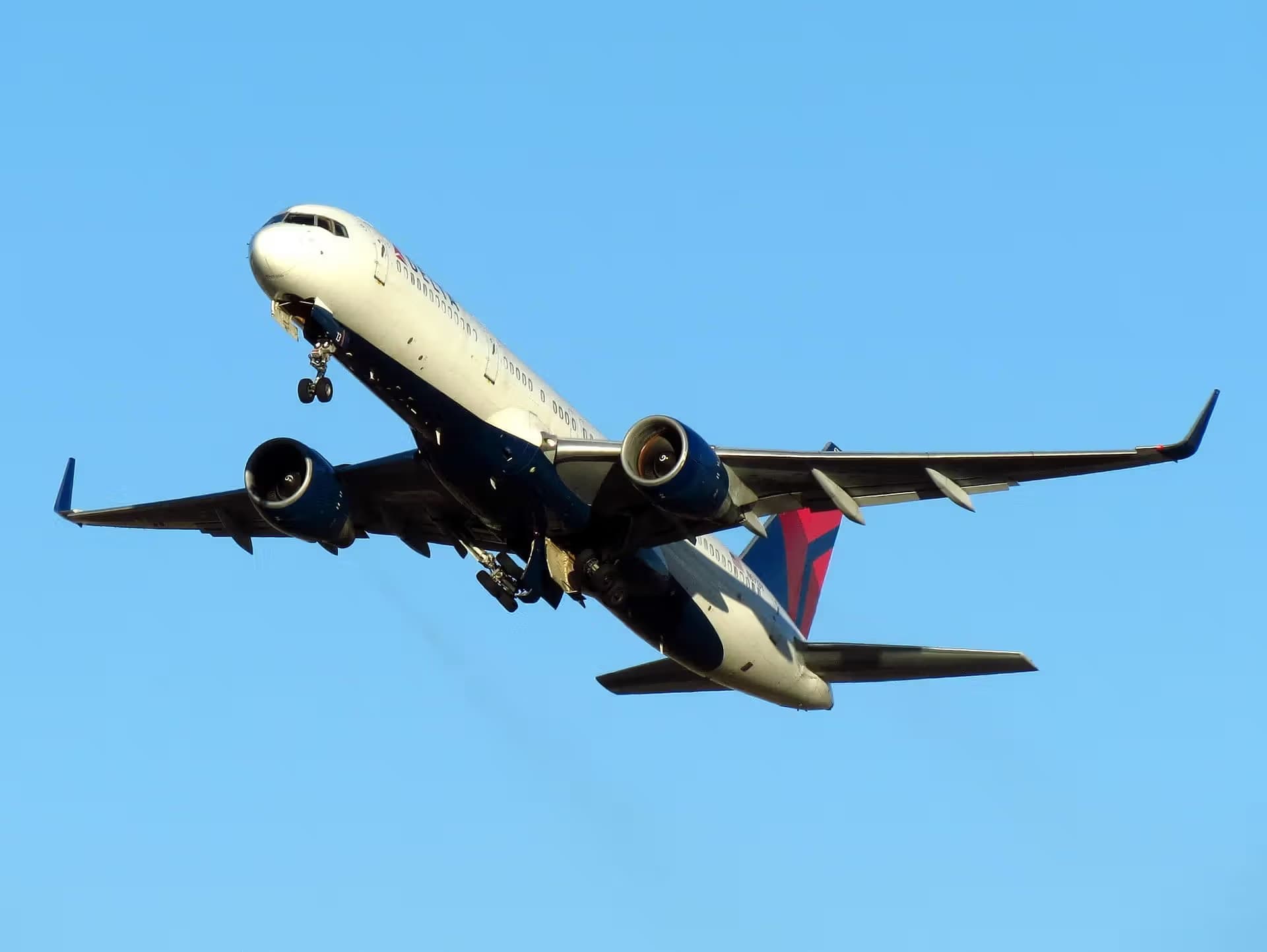 N6713Y — Twin-engine aircraft