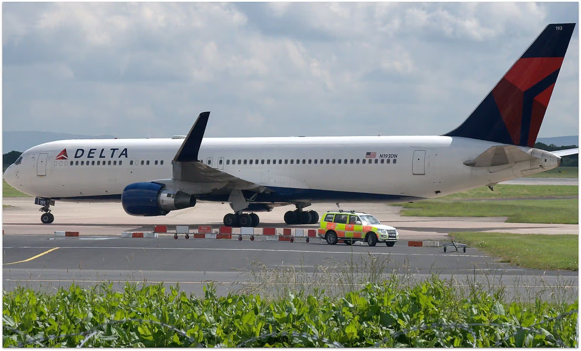 N193DN — Twin-engine aircraft at Manchester Airport