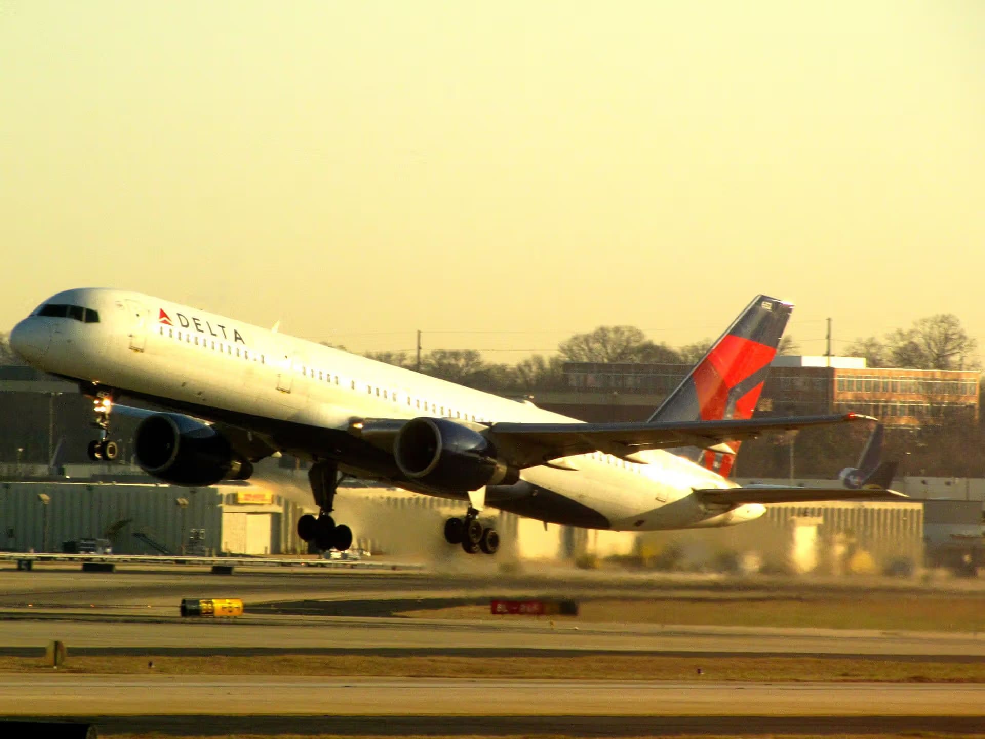 N652DL — Twin-engine aircraft