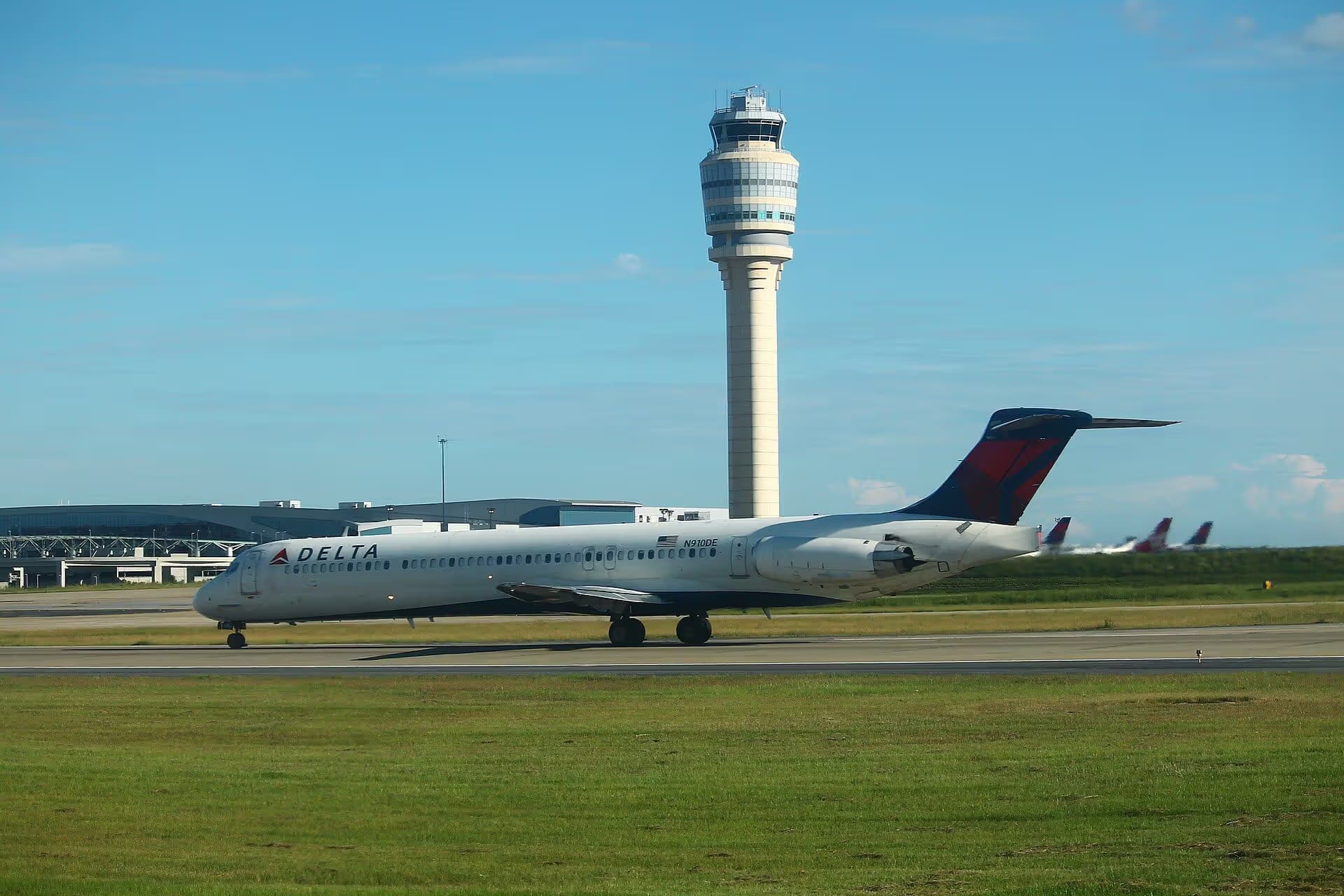 N910DE — Twin-engine aircraft
