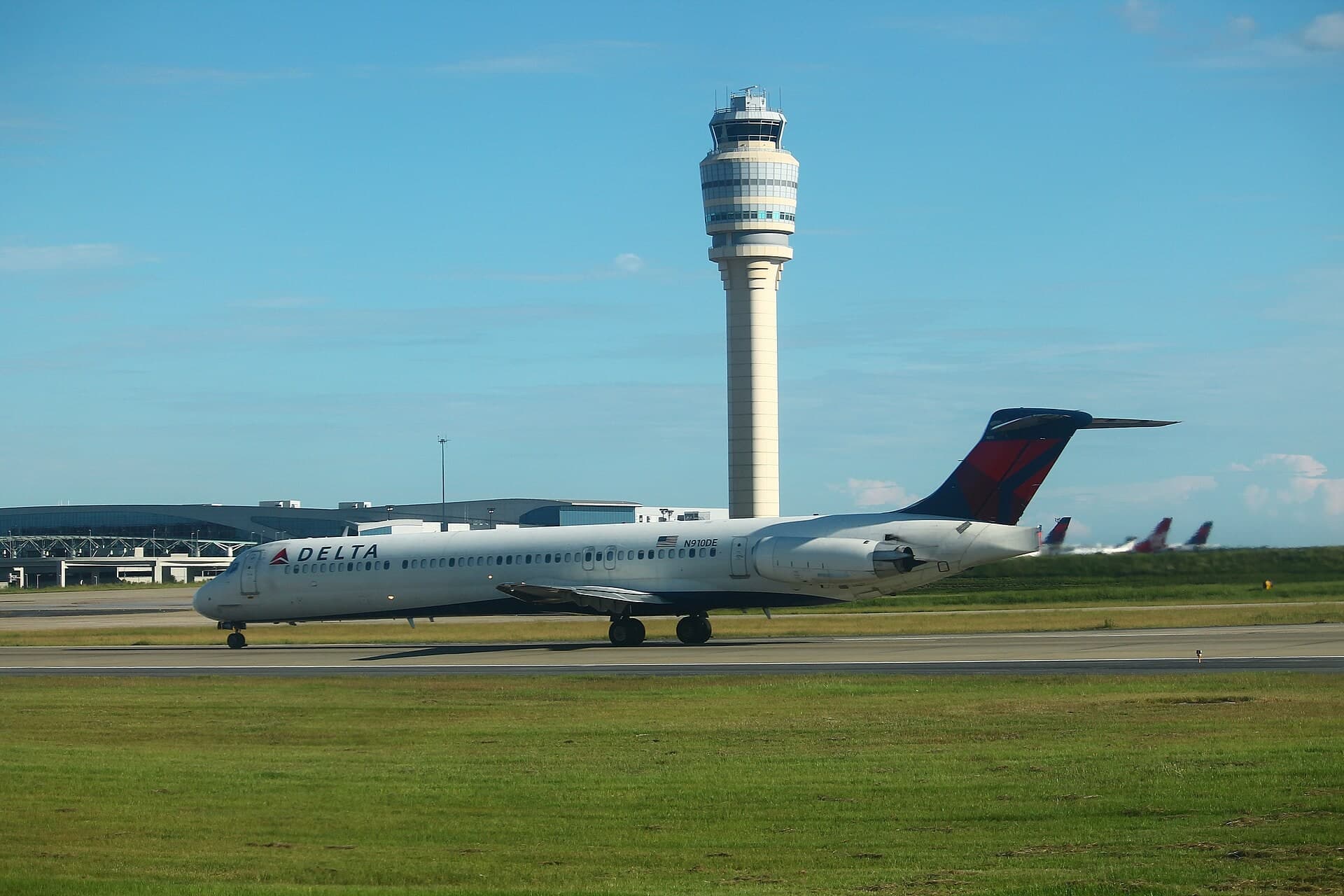N910DE — Twin-engine aircraft