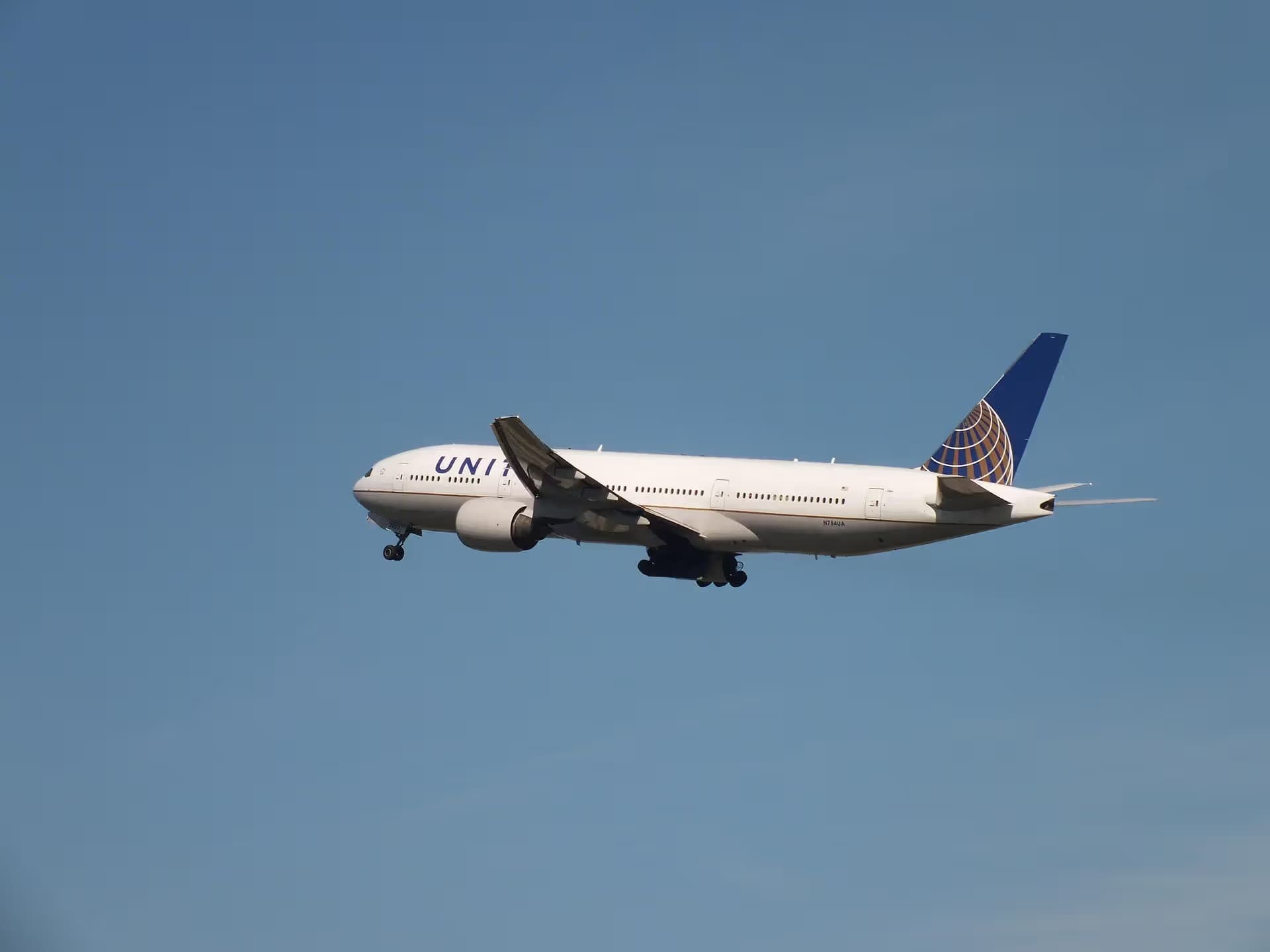 N784UA — Twin-engine aircraft