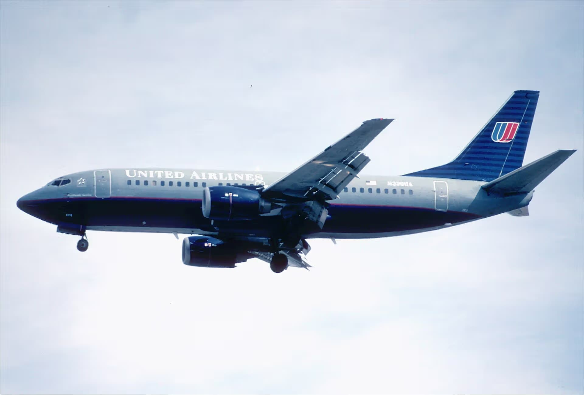 N338UA — Twin-engine aircraft