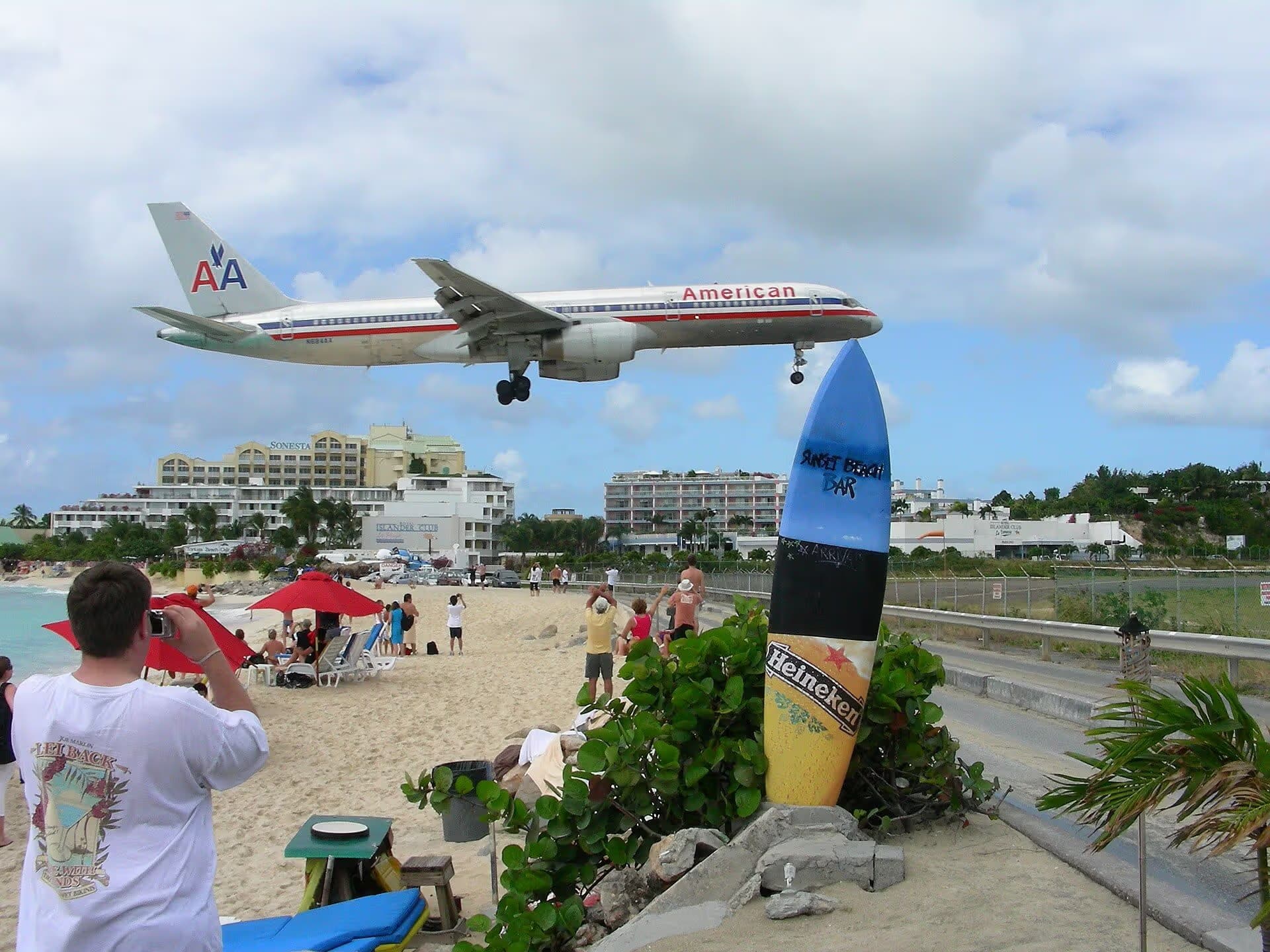 N684AA — Twin-engine aircraft