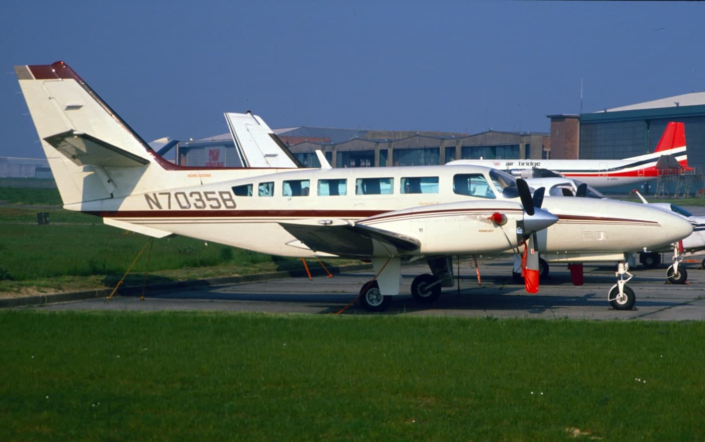 N7035B — Twin-engine aircraft