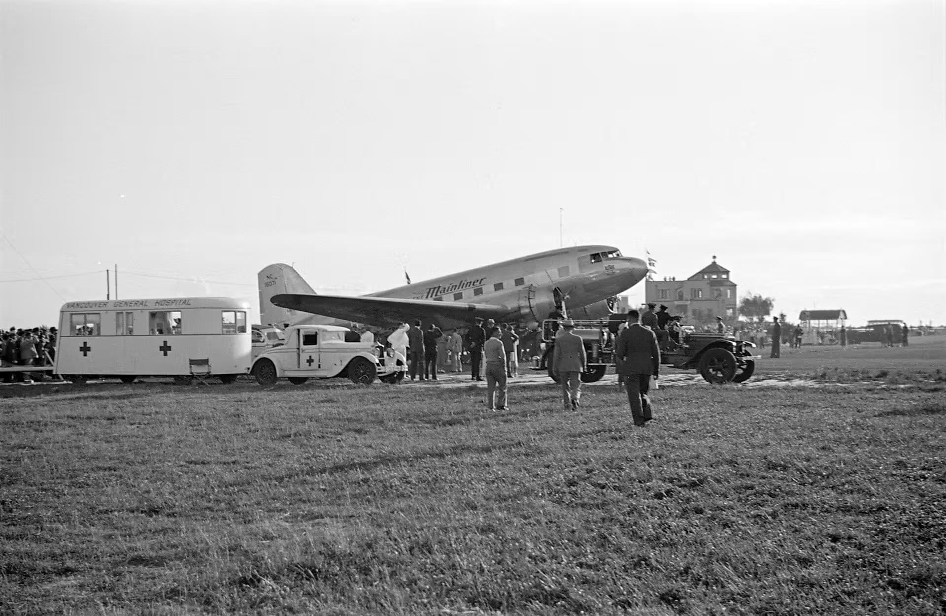 Unidentified — Twin-engine aircraft