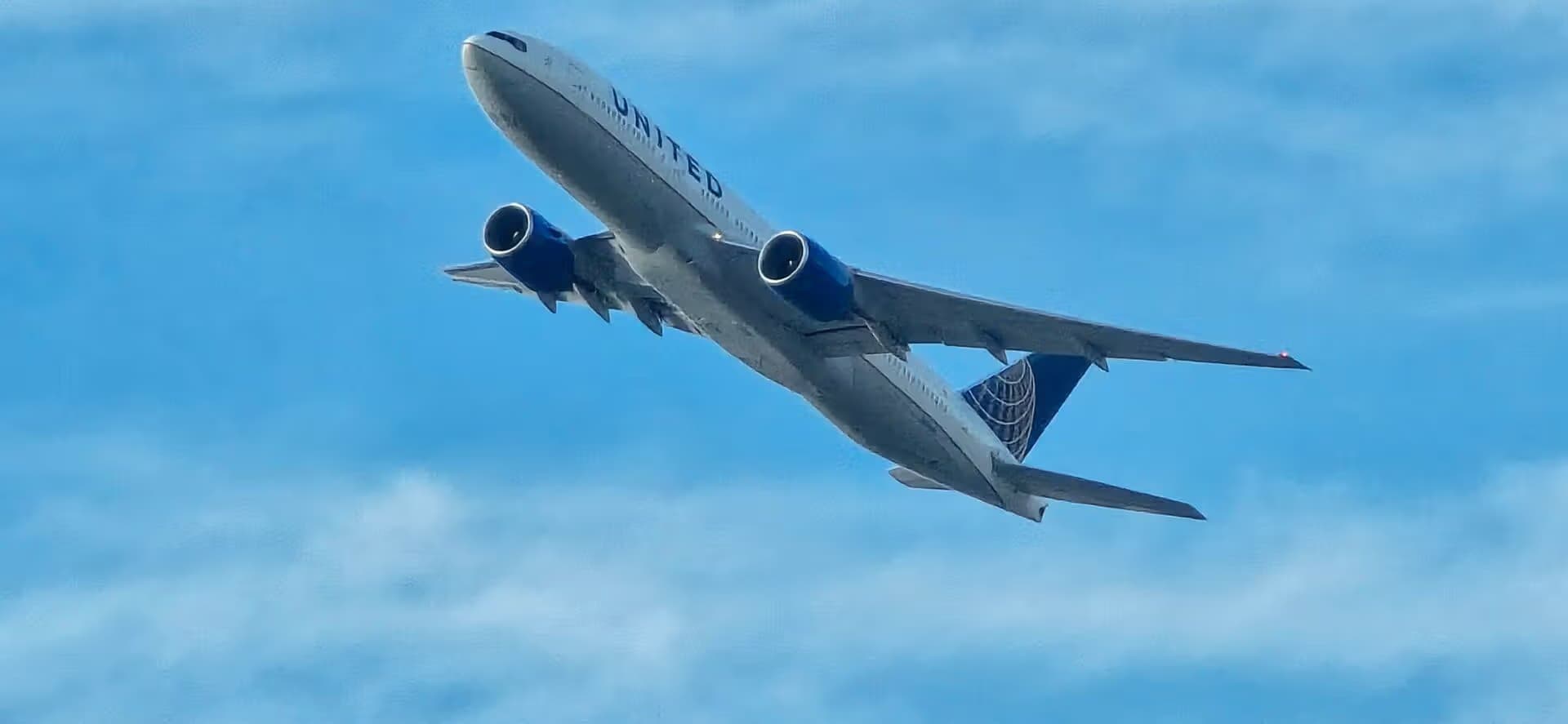 N223UA — Twin-engine aircraft