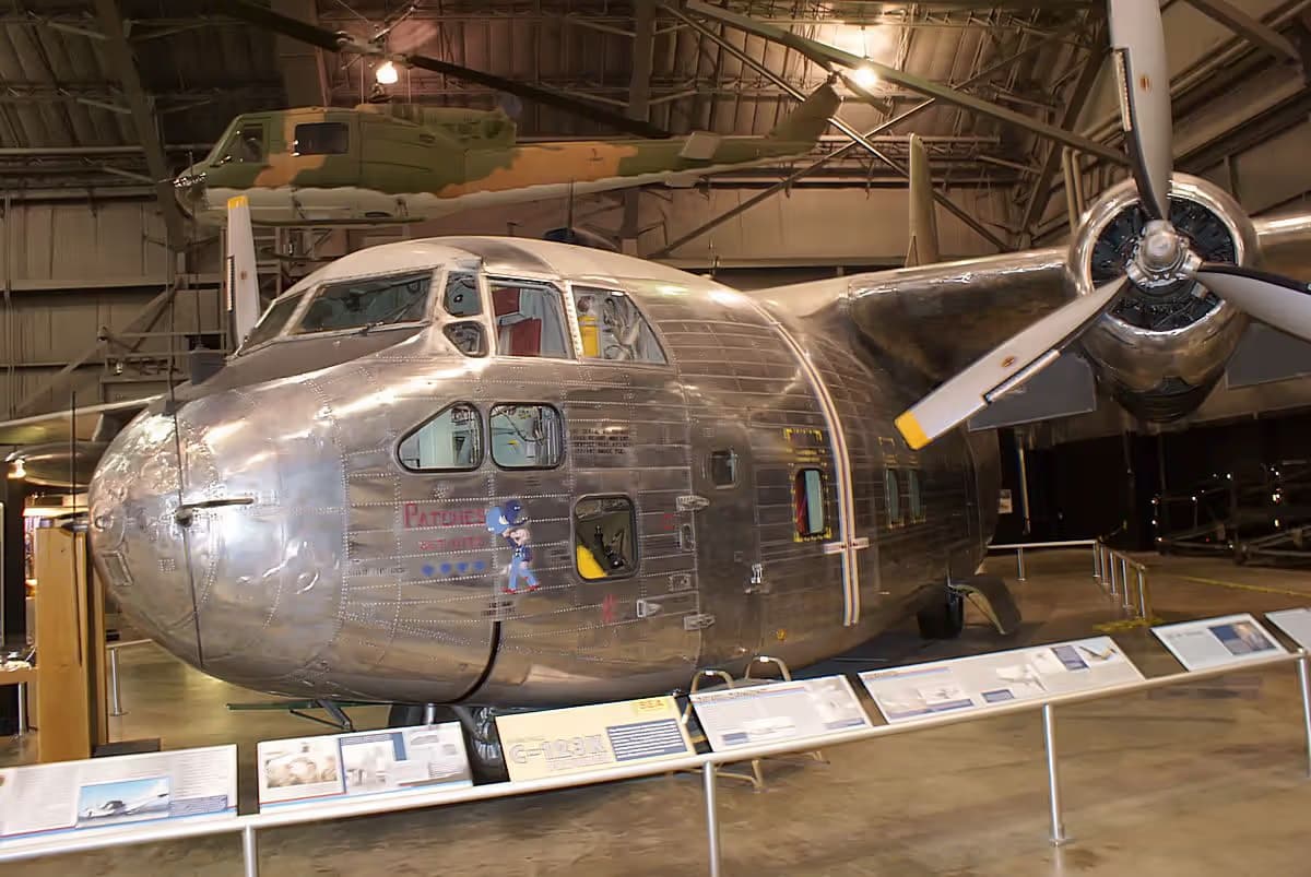 Unidentified — Twin-engine aircraft