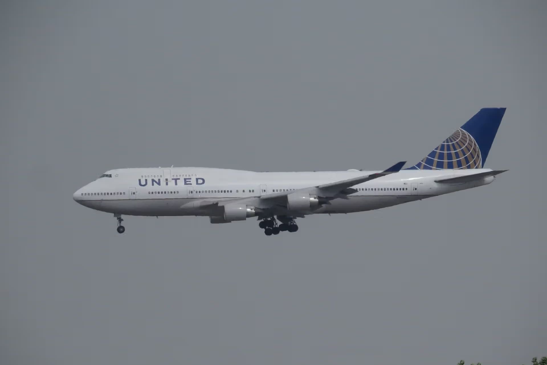 N104UA — Boeing