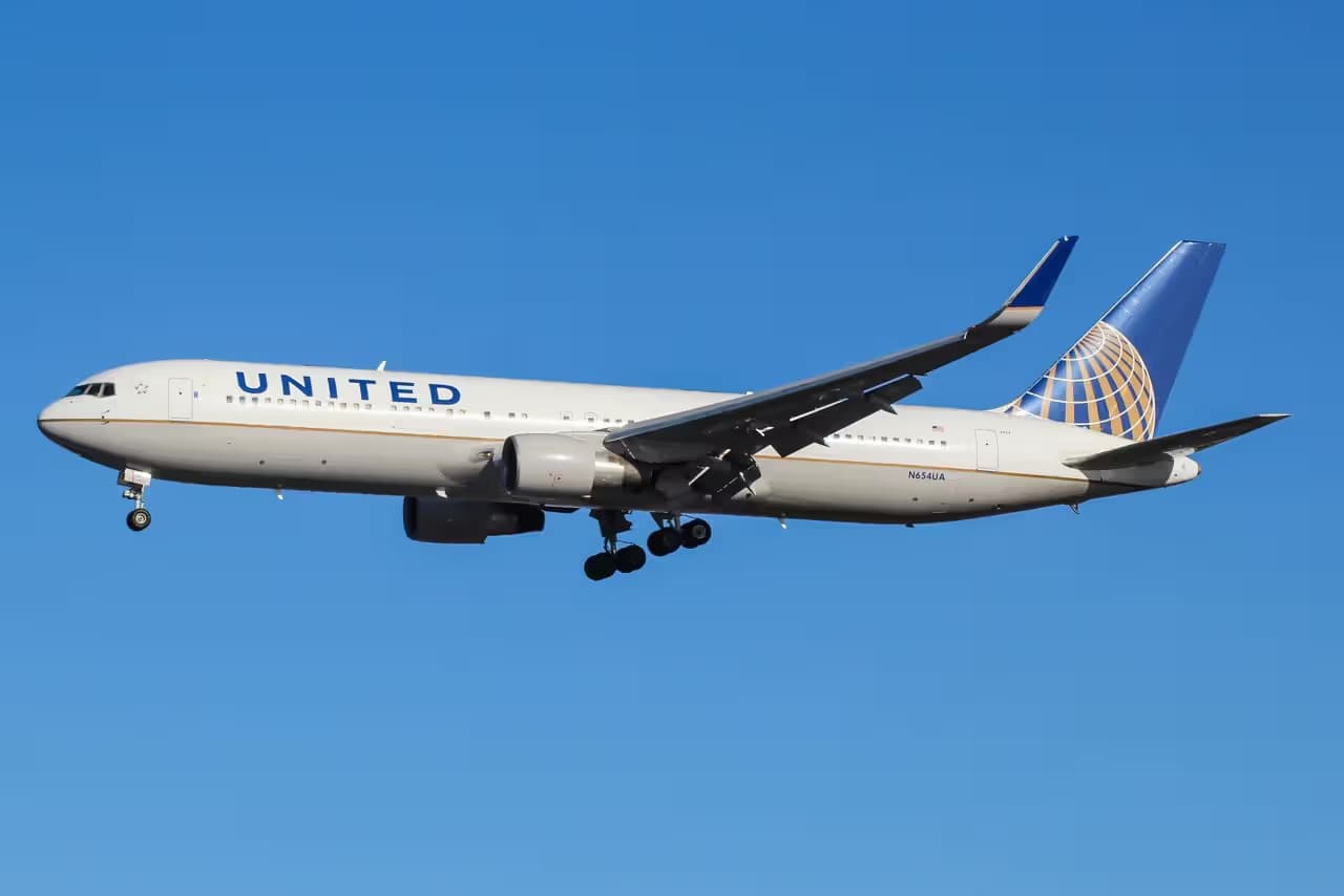 N654UA — Twin-engine aircraft