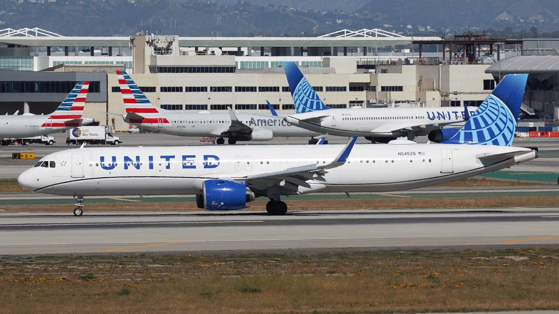 N54525 — Twin-engine aircraft