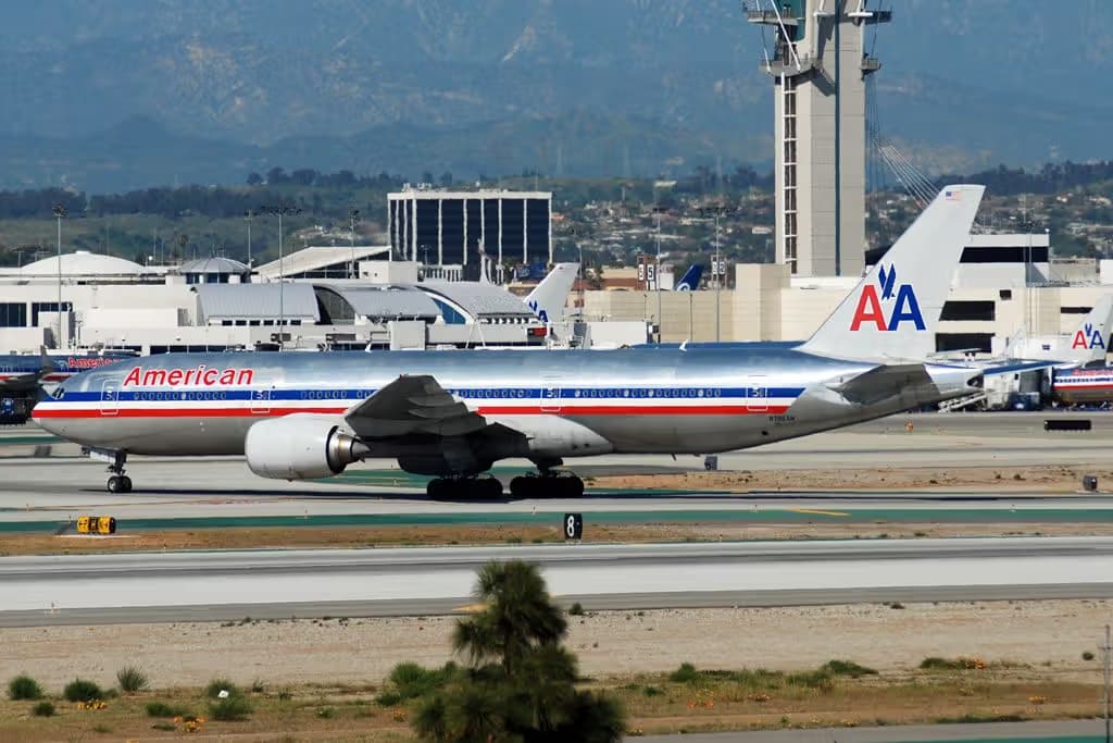 N752AN — Twin-engine aircraft