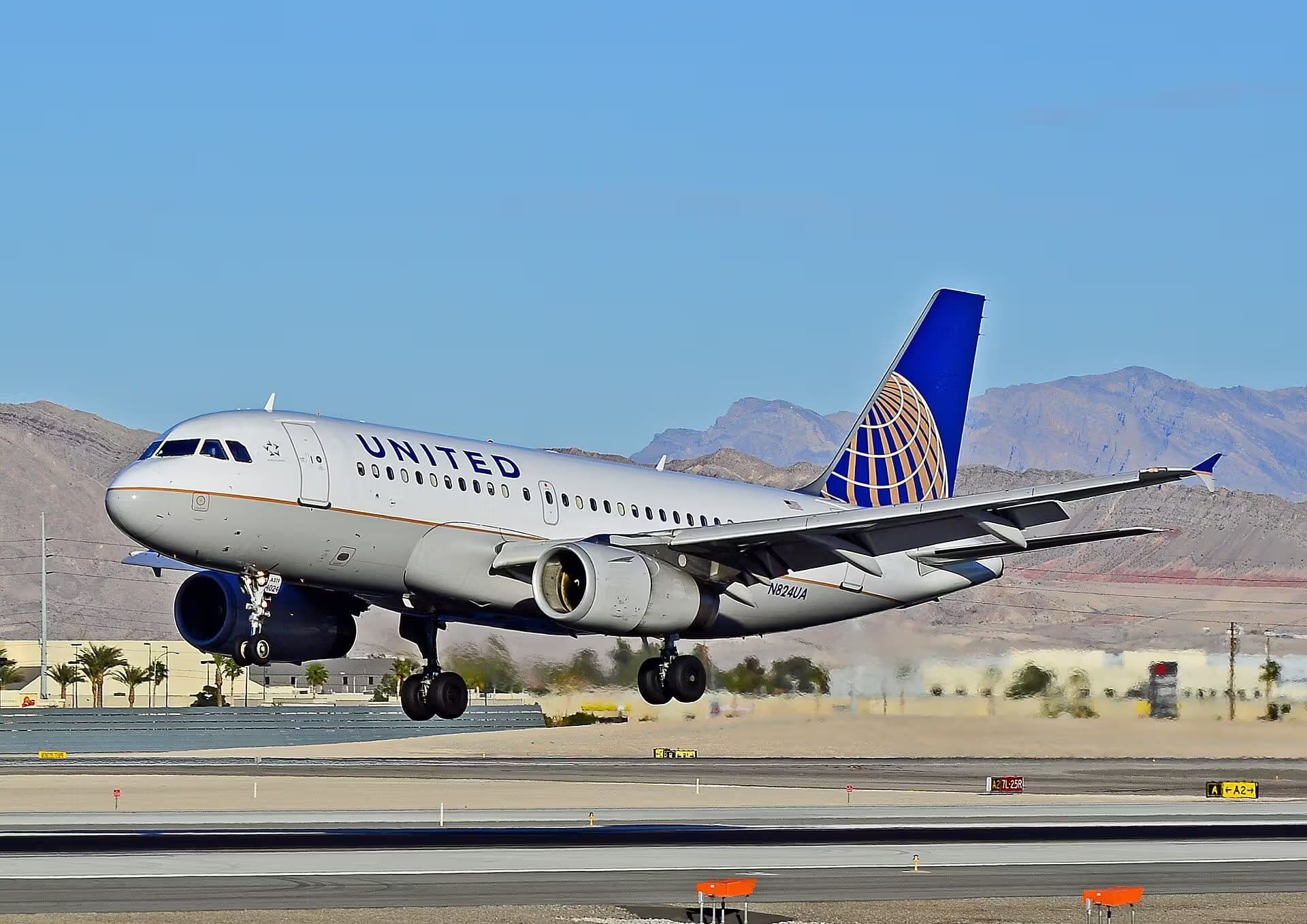 N824UA — Airbus