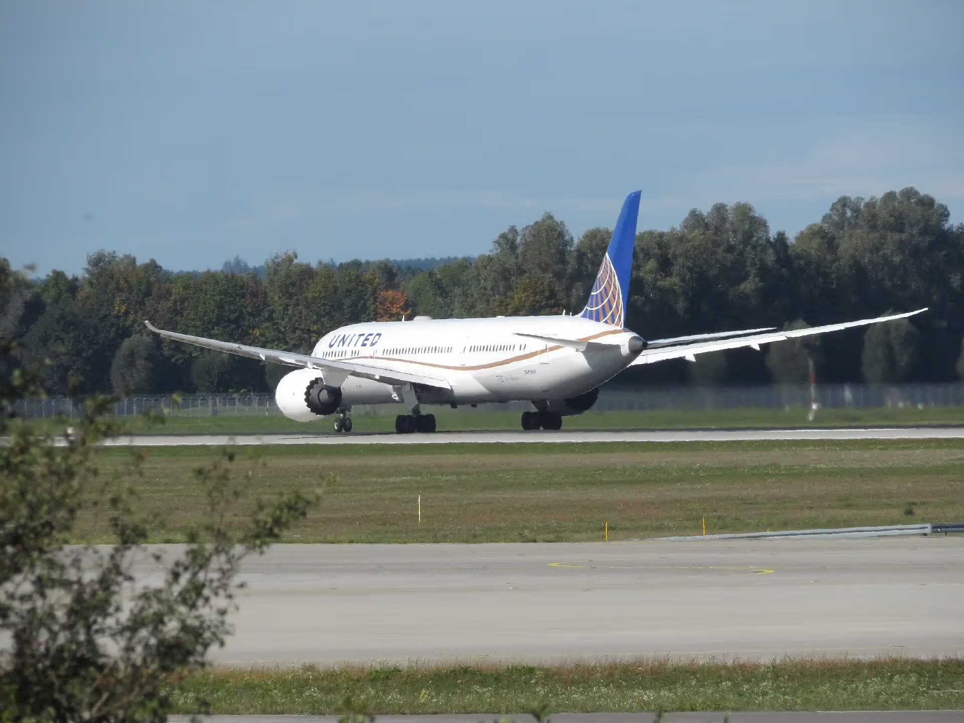 N26966 — Twin-engine aircraft at Munich Airport