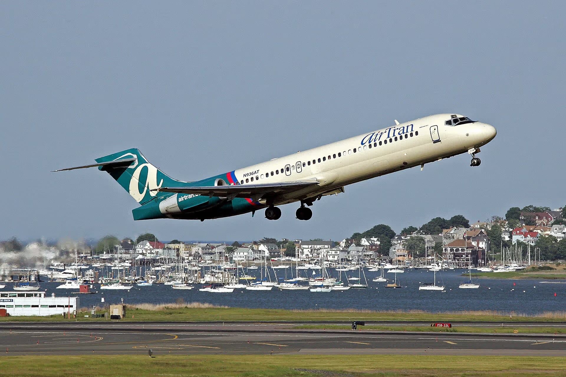 N936AT — Twin-engine aircraft