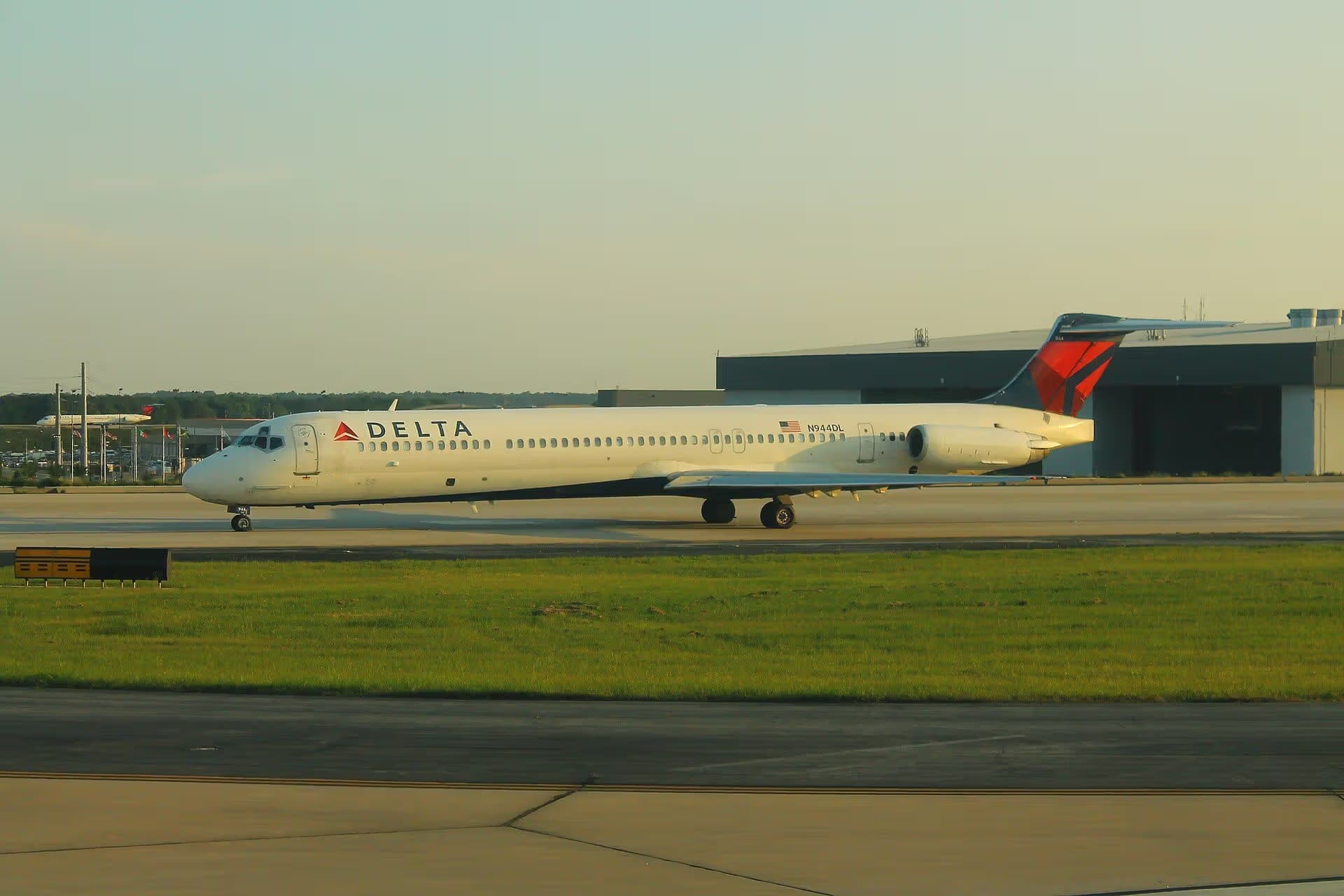 N944DL — Twin-engine aircraft