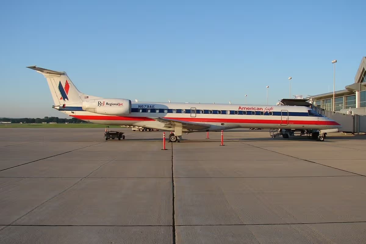 N679AE — Twin-engine aircraft
