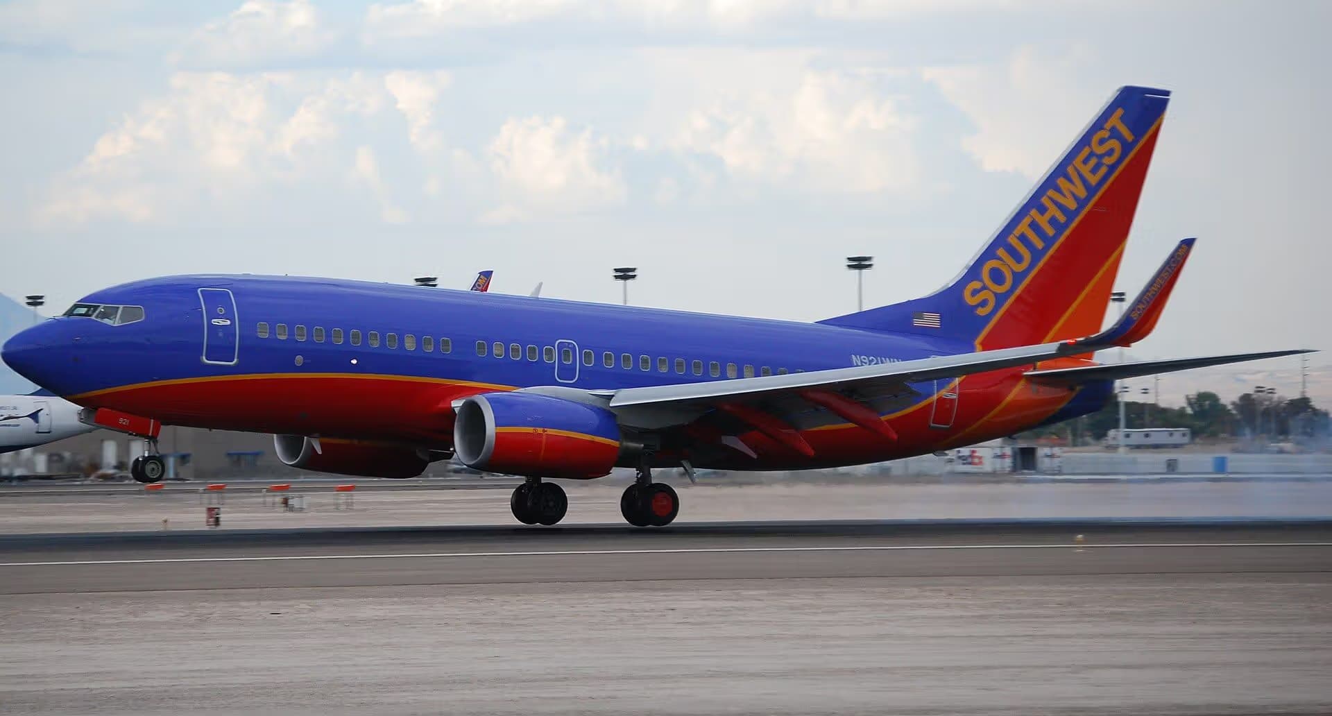 N921WN — Twin-engine aircraft