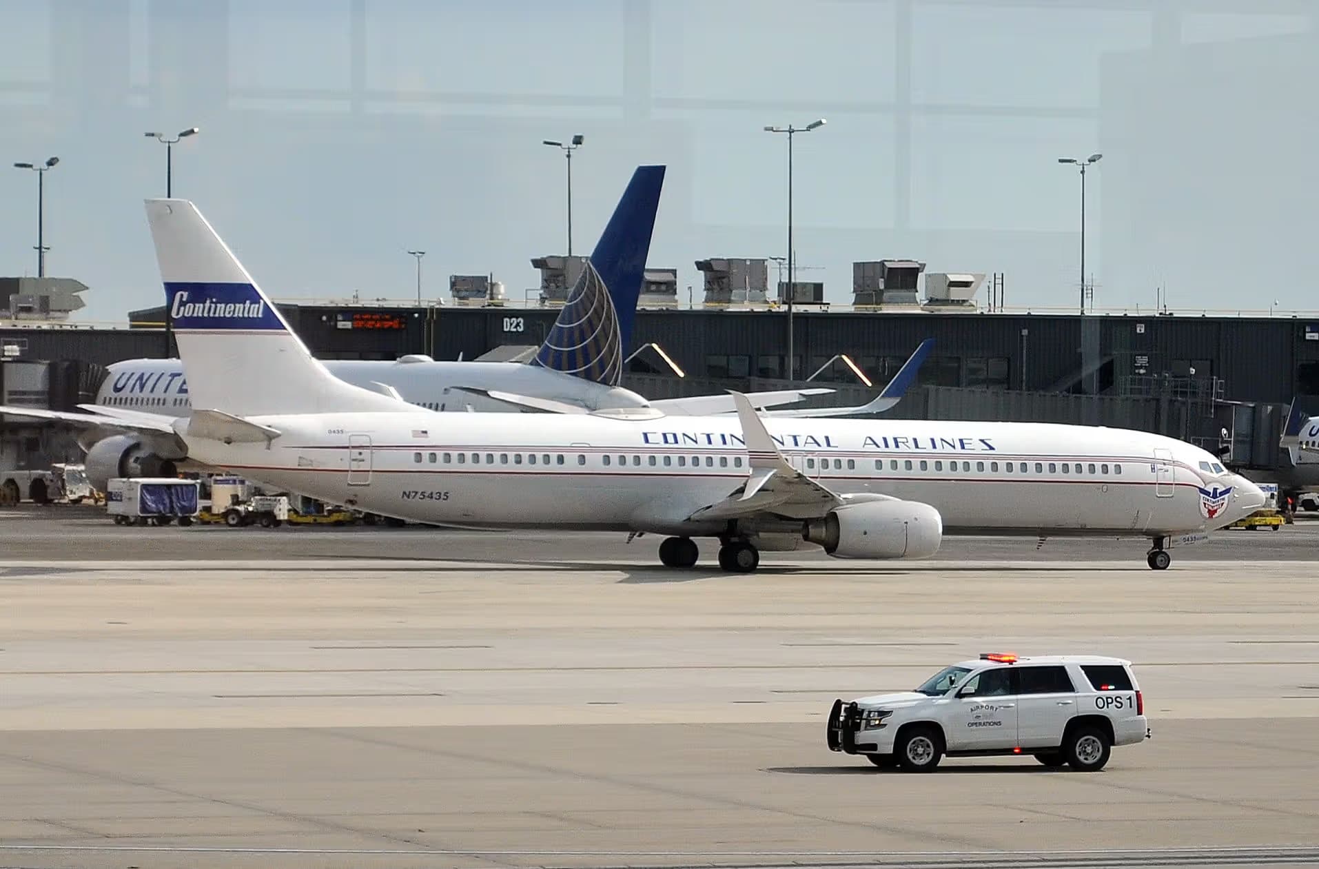N75435 — Twin-engine aircraft