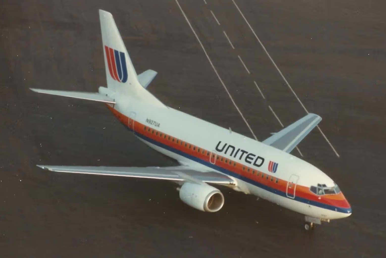 N927UA — Twin-engine aircraft