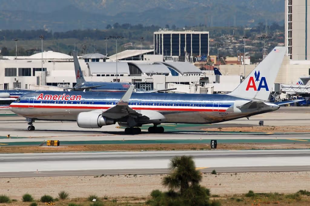 N389AA — Twin-engine aircraft