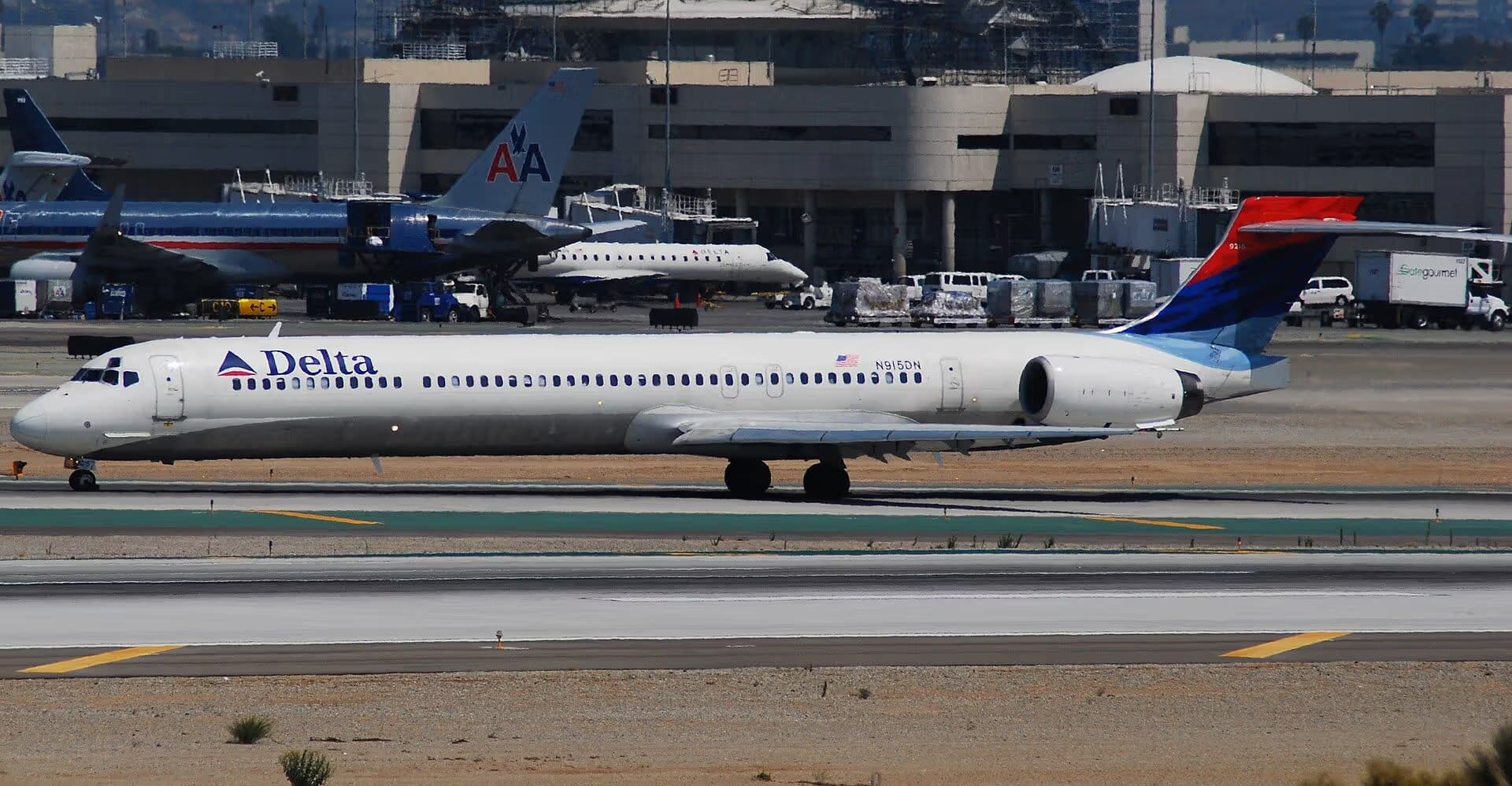 N915DN — Twin-engine aircraft