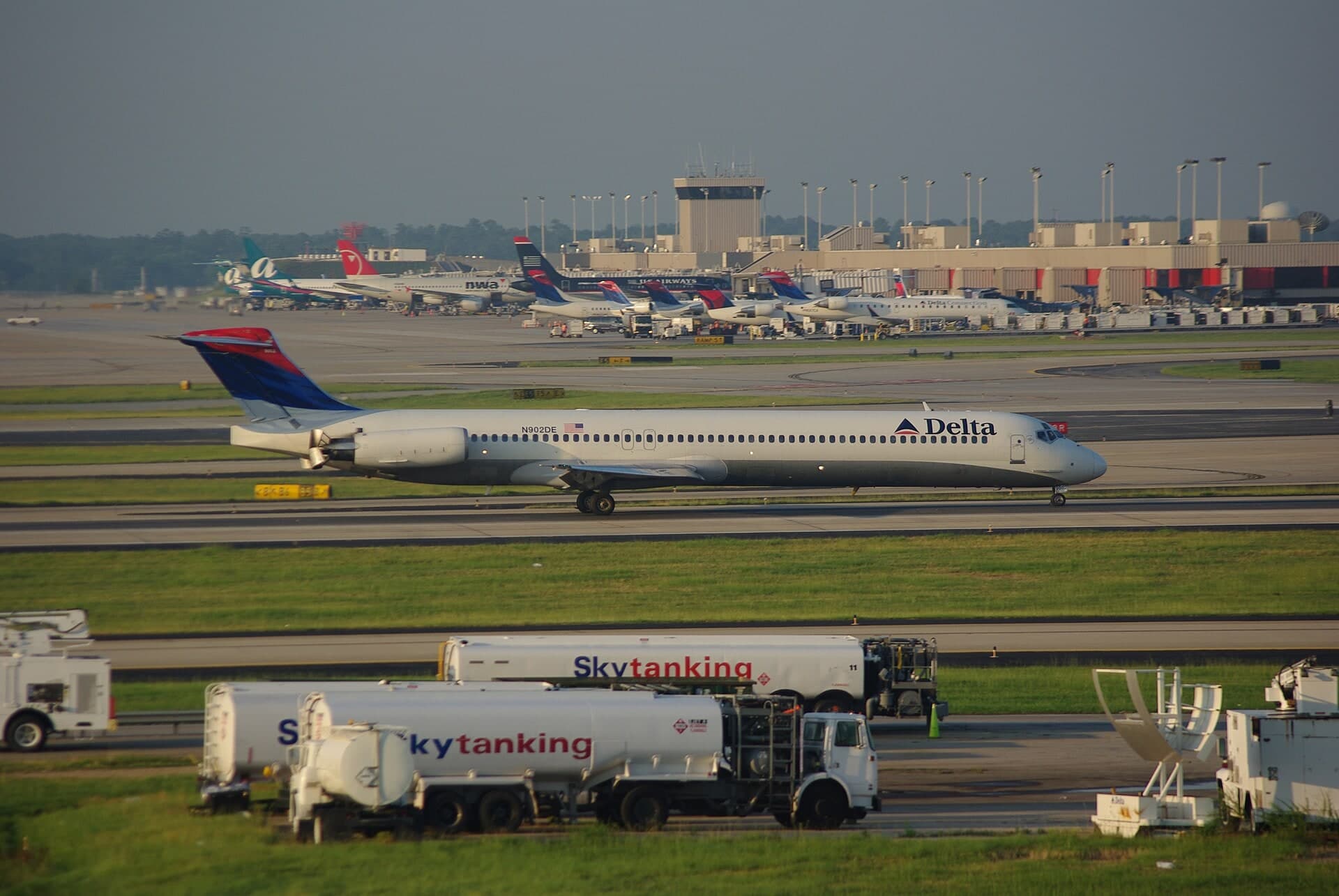 N902DE — Twin-engine aircraft