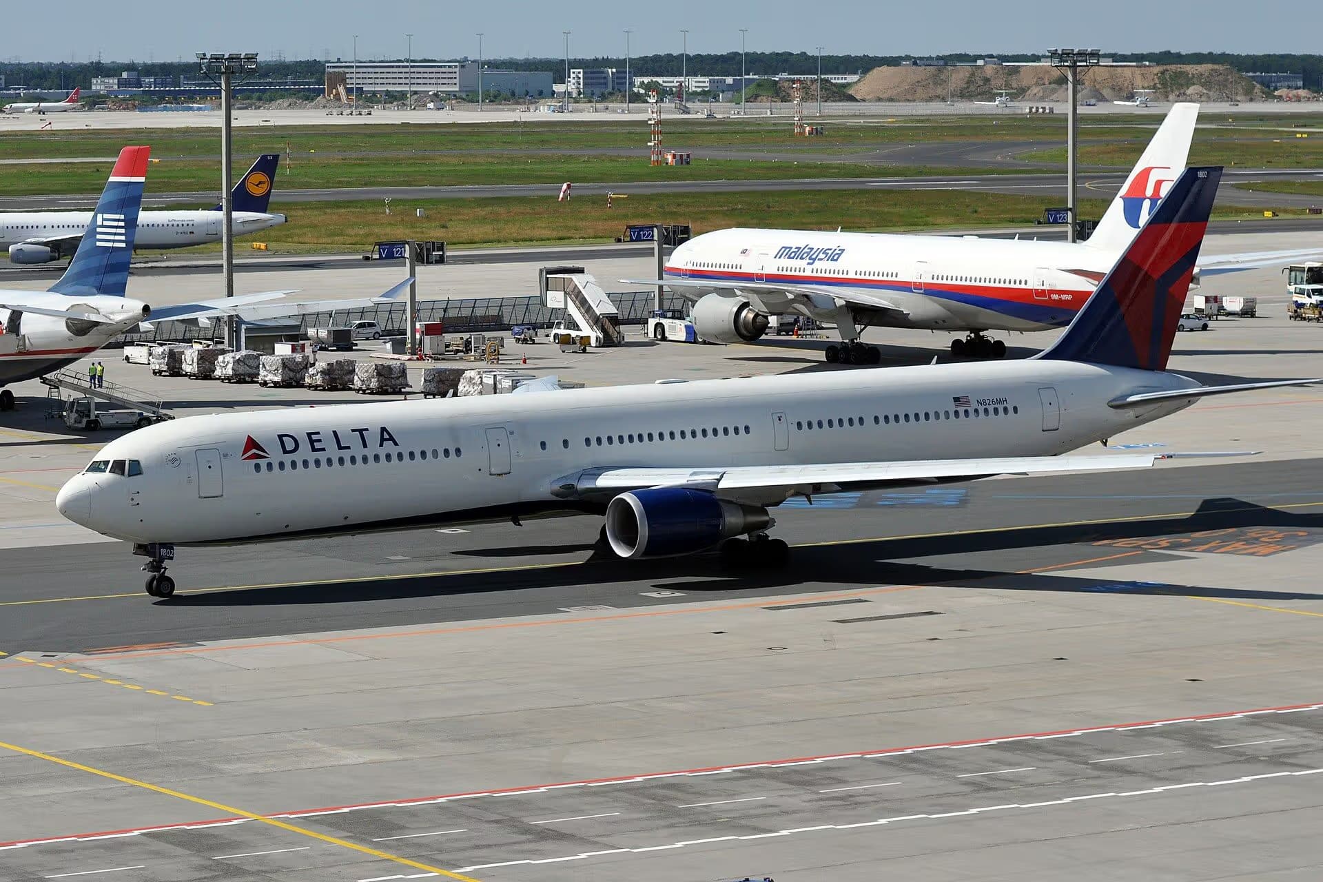 N826MH — Twin-engine aircraft