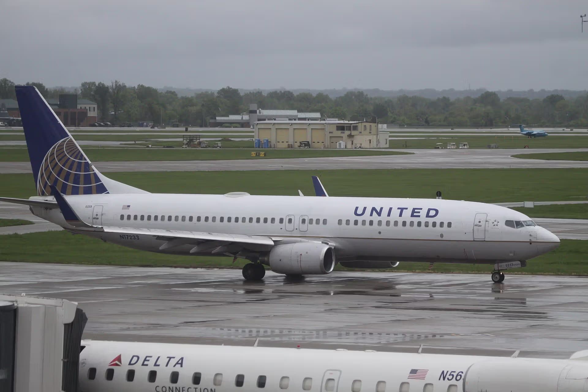 N17233 — Twin-engine aircraft