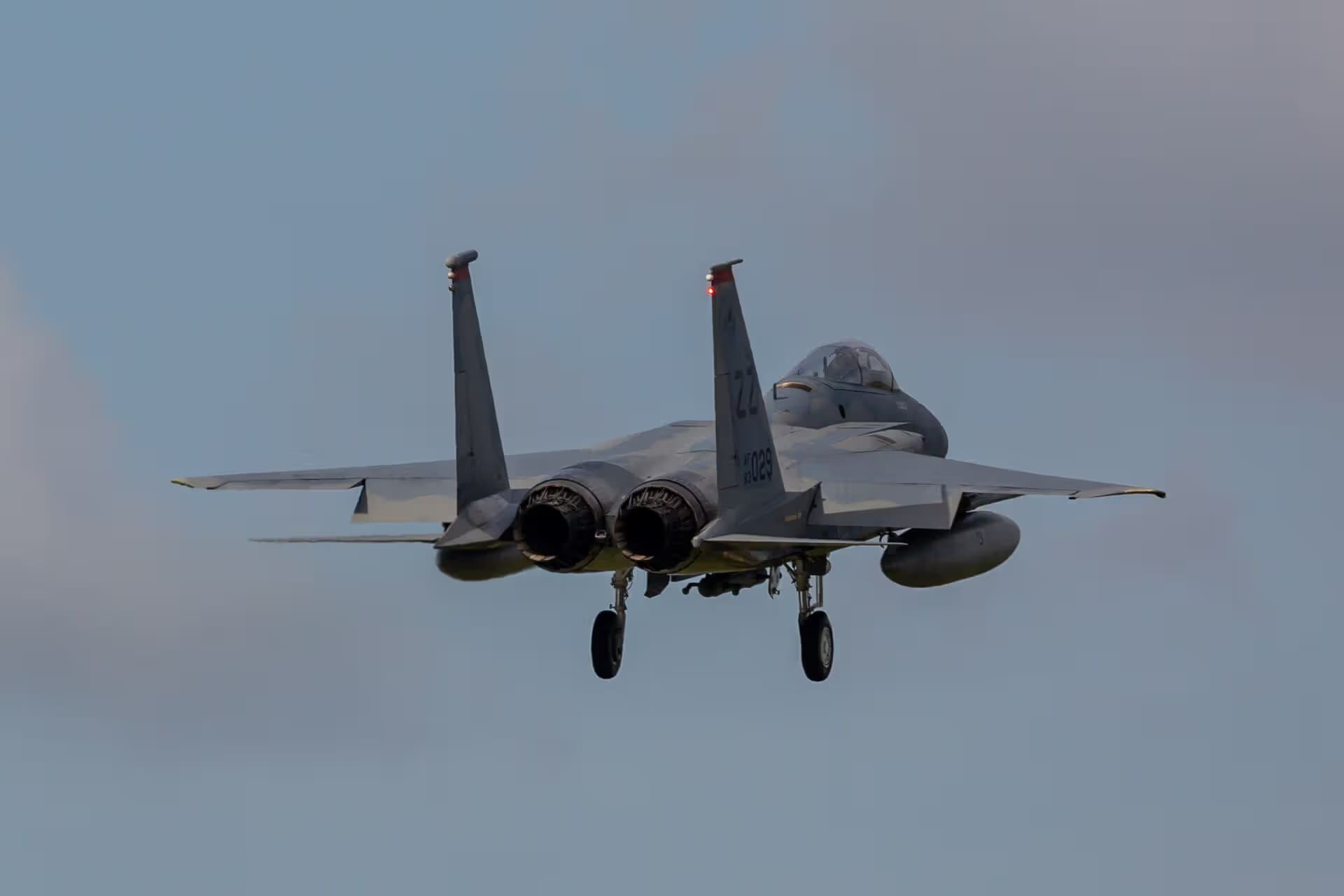 Unidentified — Twin-engine aircraft