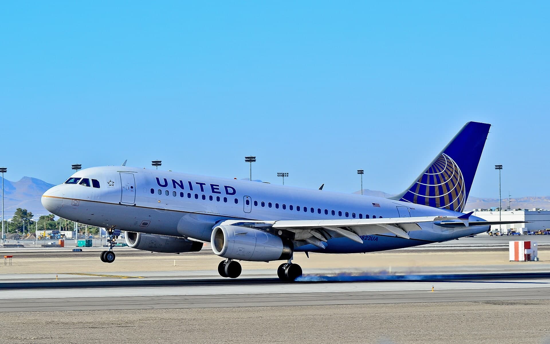 N822UA — Twin-engine aircraft
