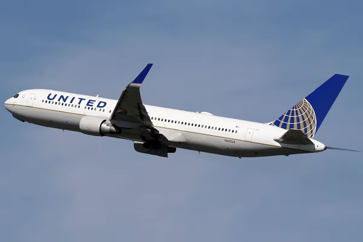 N662UA — Twin-engine aircraft