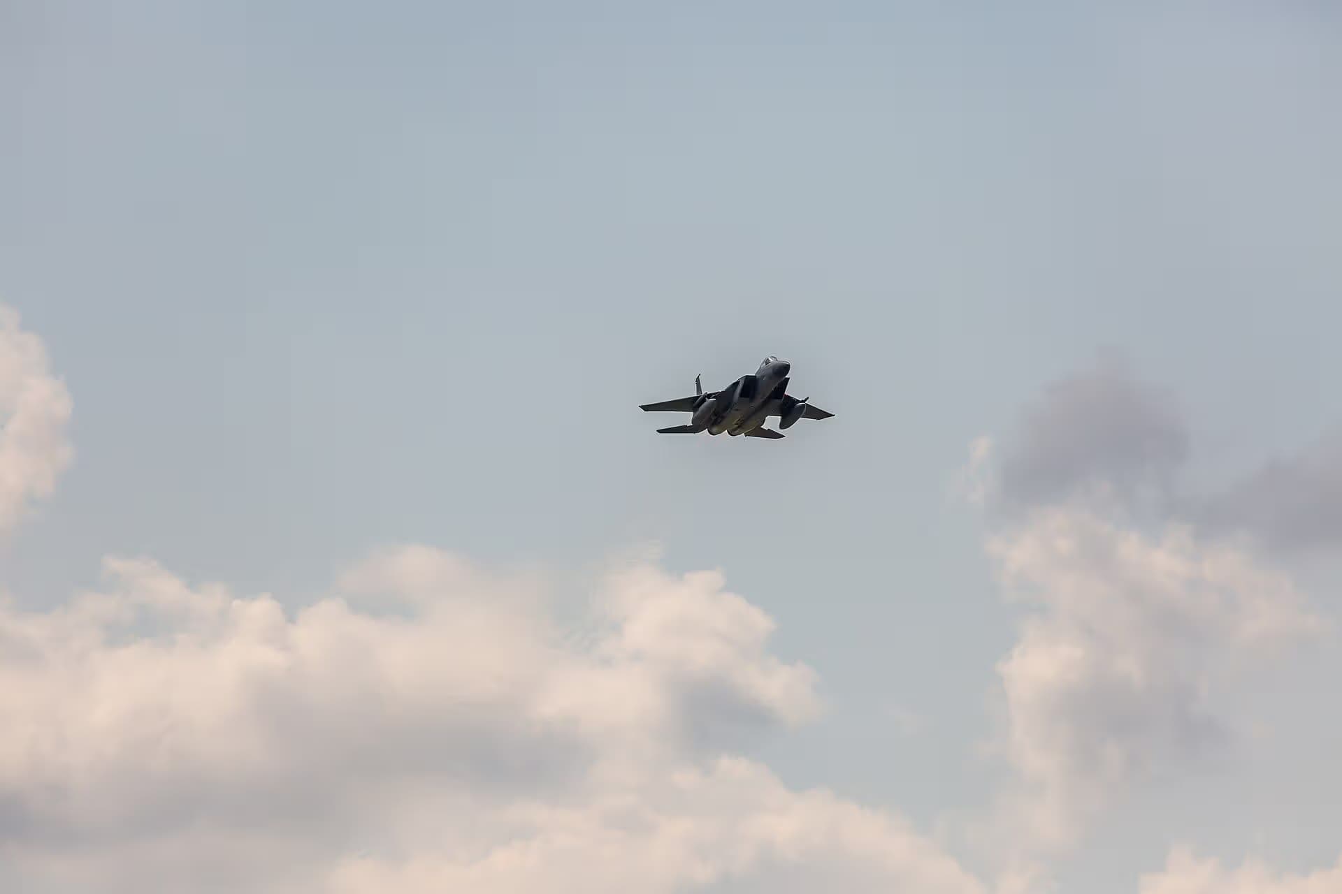 Unidentified — Twin-engine aircraft