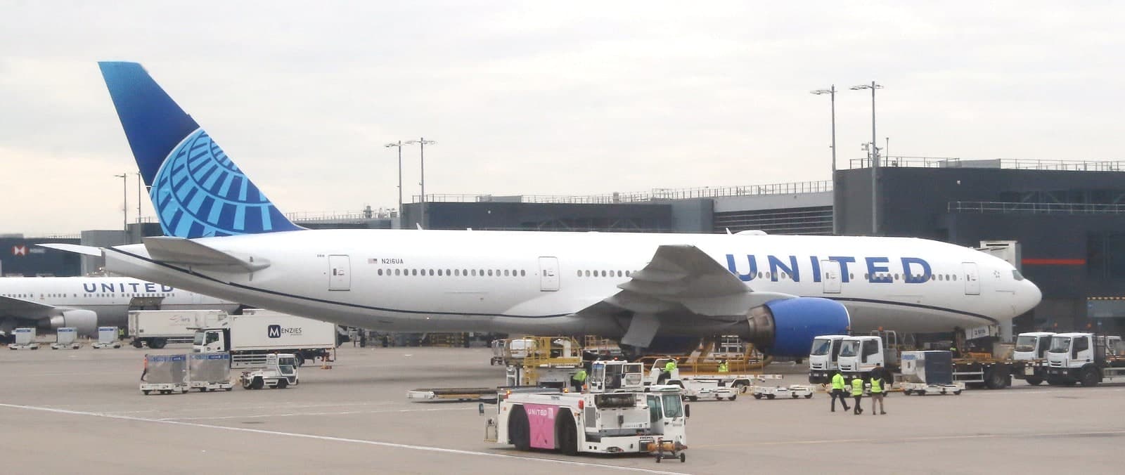 N216UA — Twin-engine aircraft