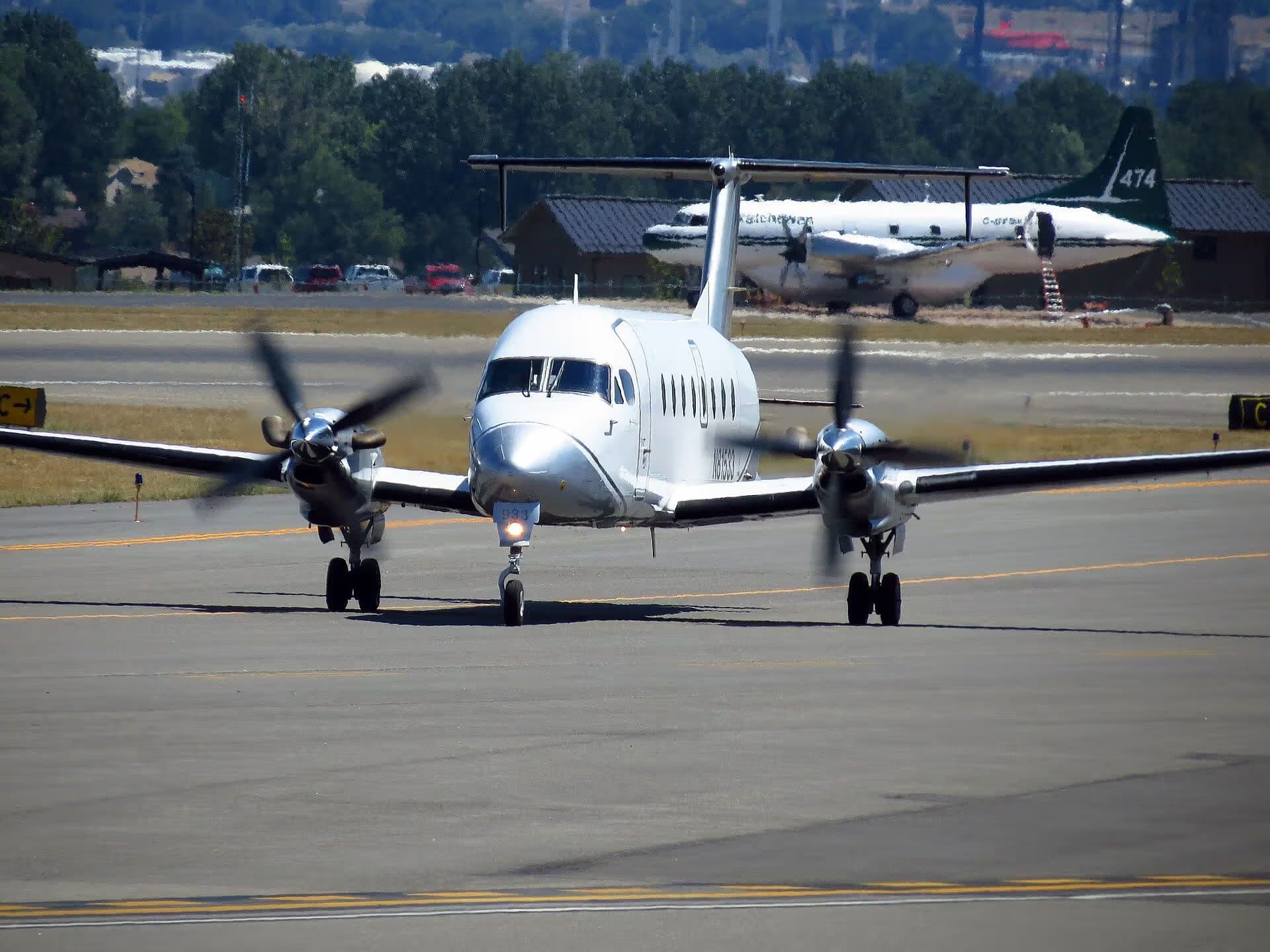 N81533 — Twin-engine aircraft